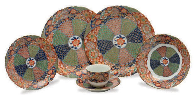 A JAPANESE 'IMARI' PART DINNER SERVICE,