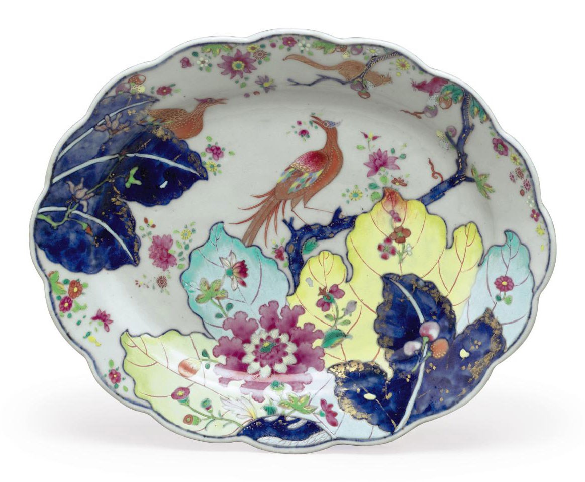 A SMALL TOBACCO LEAF PLATTER