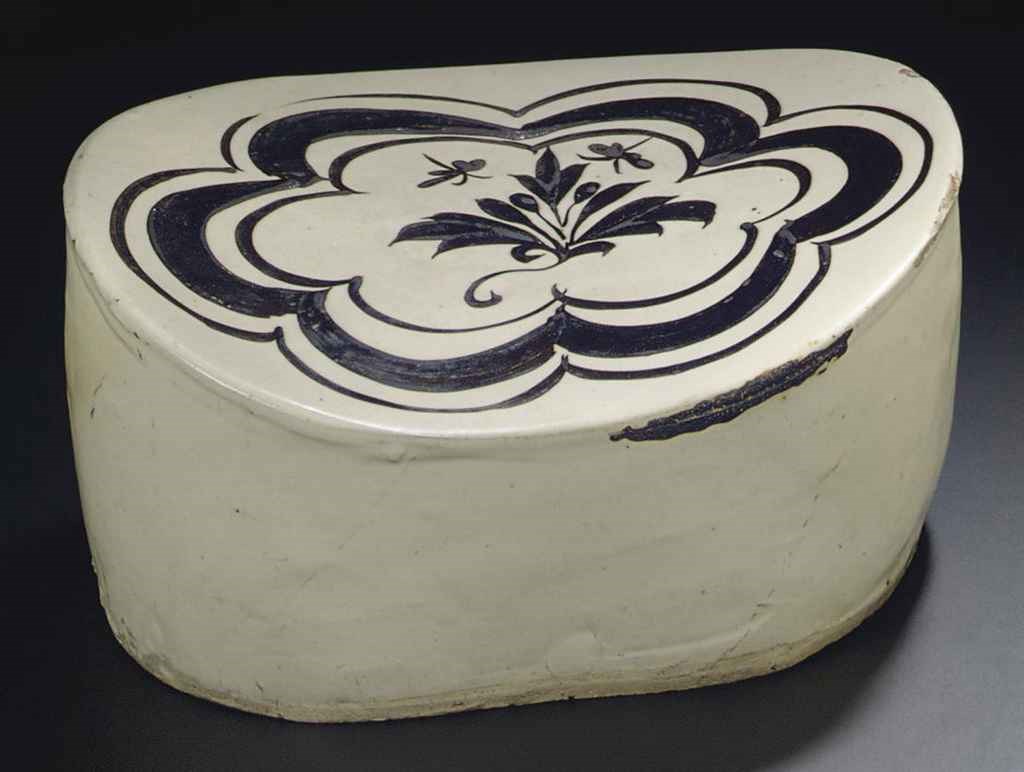 A CIZHOU-TYPE BROWN-PAINTED BEAN-SHAPED PILLOW