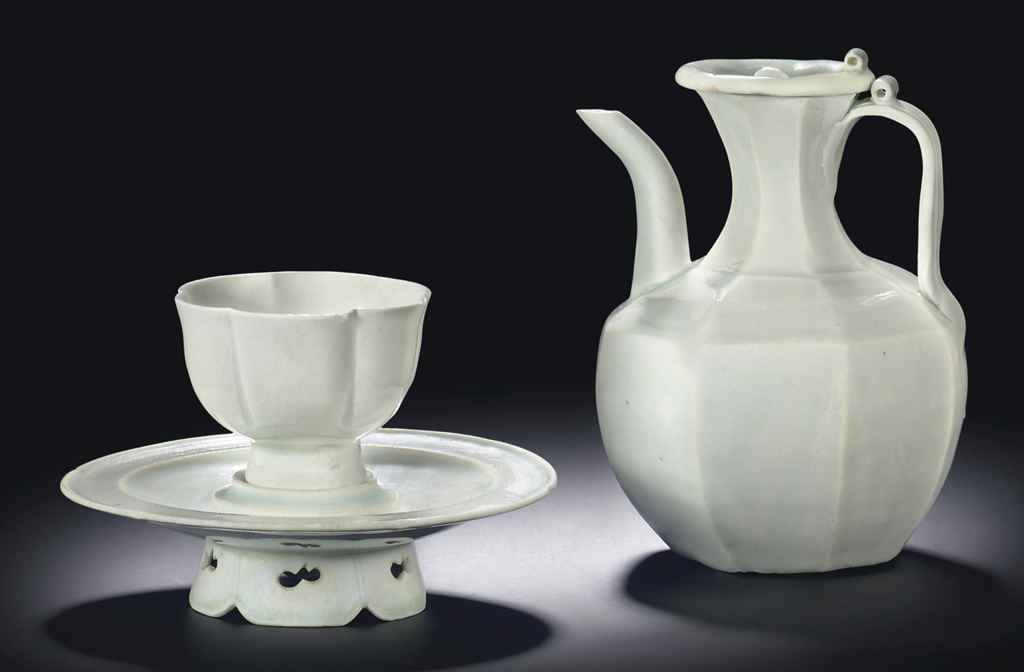 A QINGBAI CUP AND CUP STAND AND A FACETED EWER AND COVER