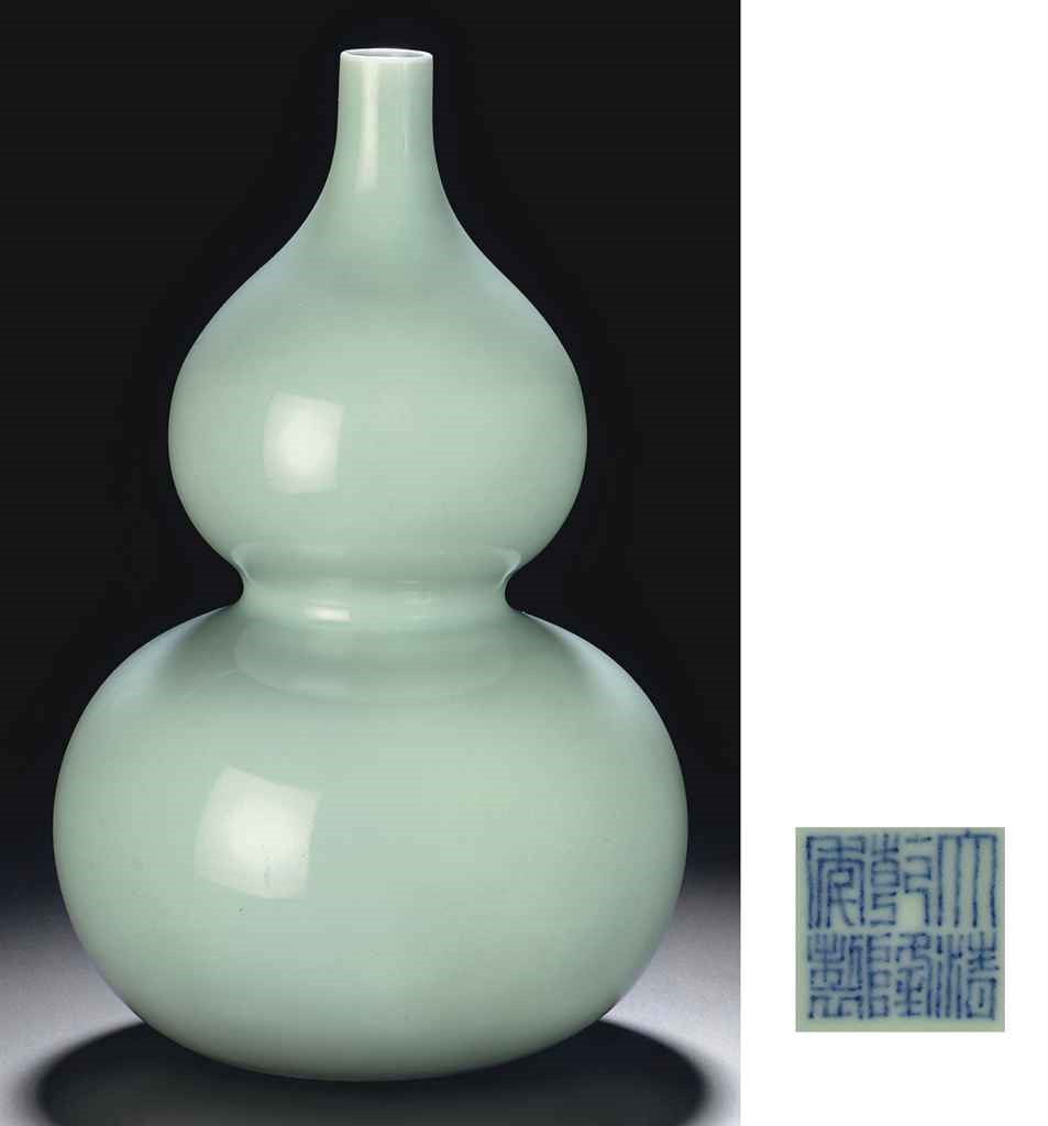 A CELADON-GLAZED DOUBLE-GOURD VASE