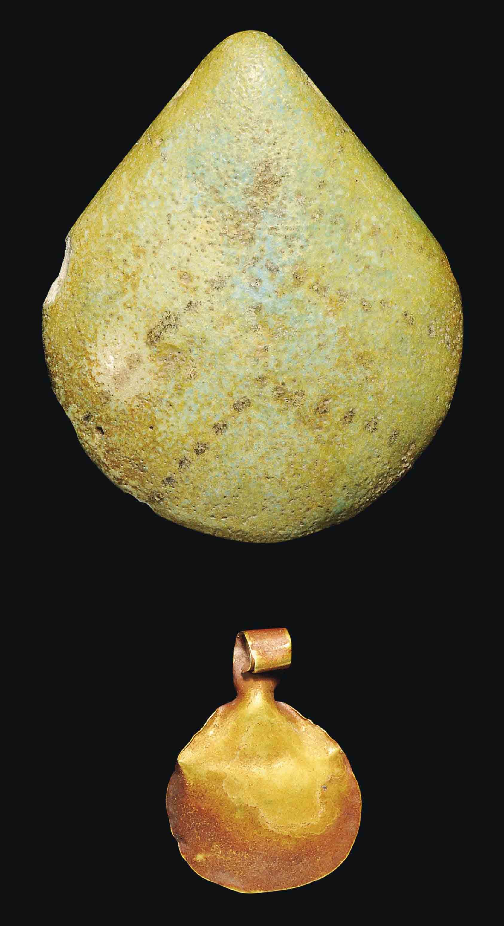 AN EGYPTIAN GOLD SHELL-SHAPED PENDANT