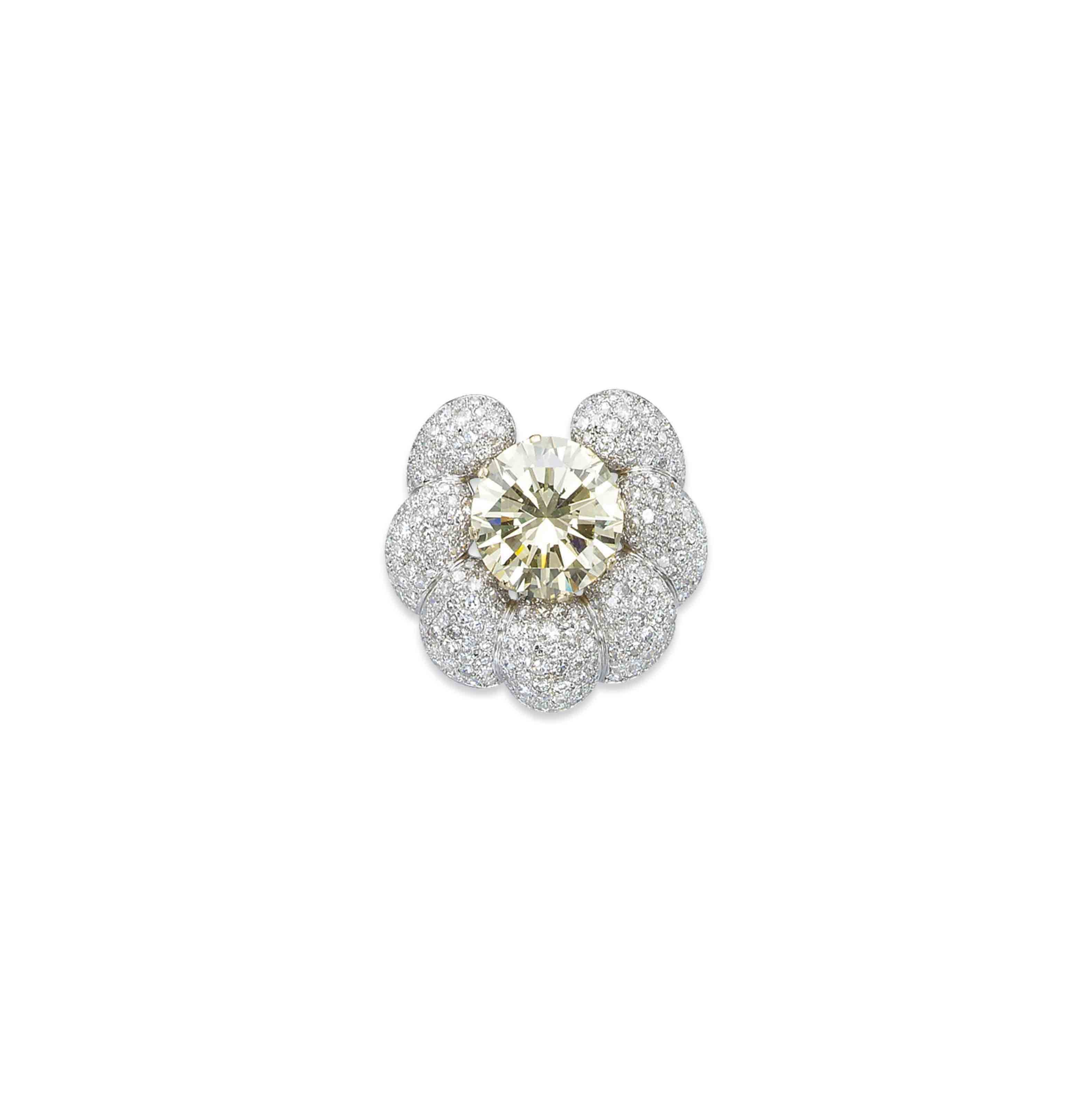 A COLOURED DIAMOND BROOCH