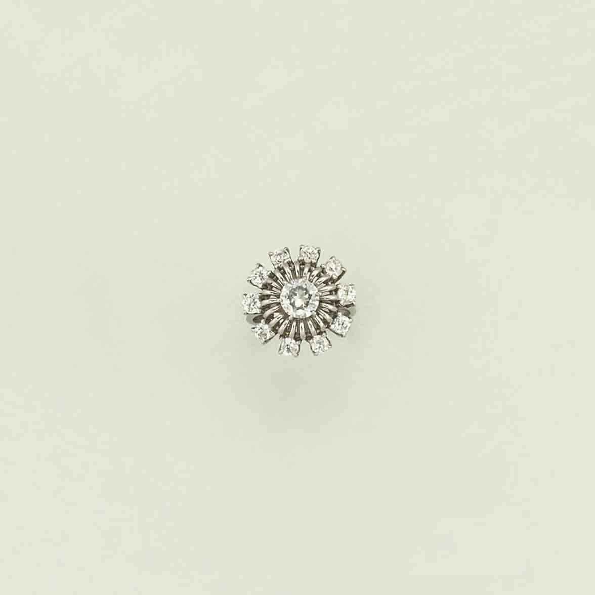 A diamond cluster ring