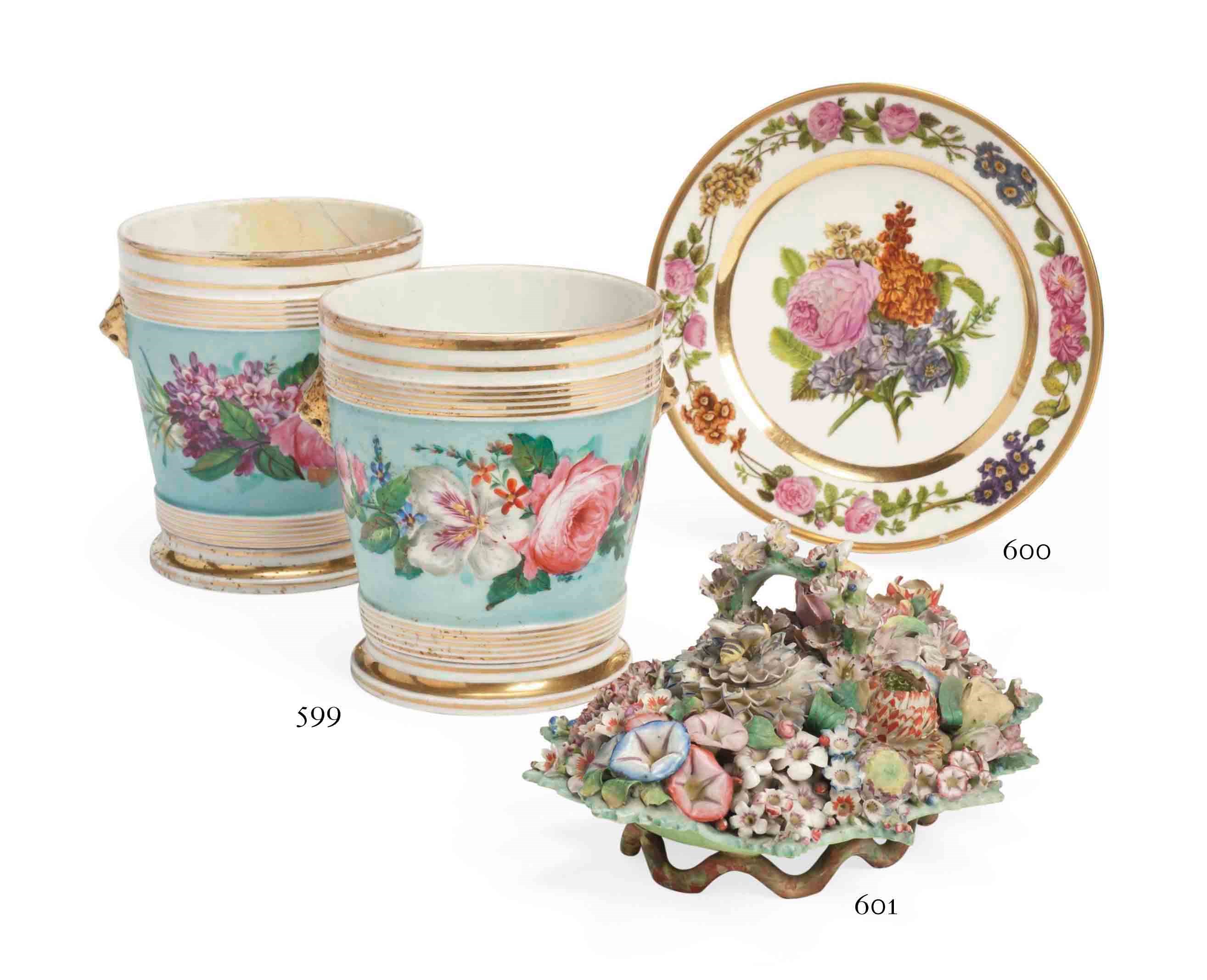 ASSIETTE EN PORCELAINE DE PARIS DU XIXEME SIECLE