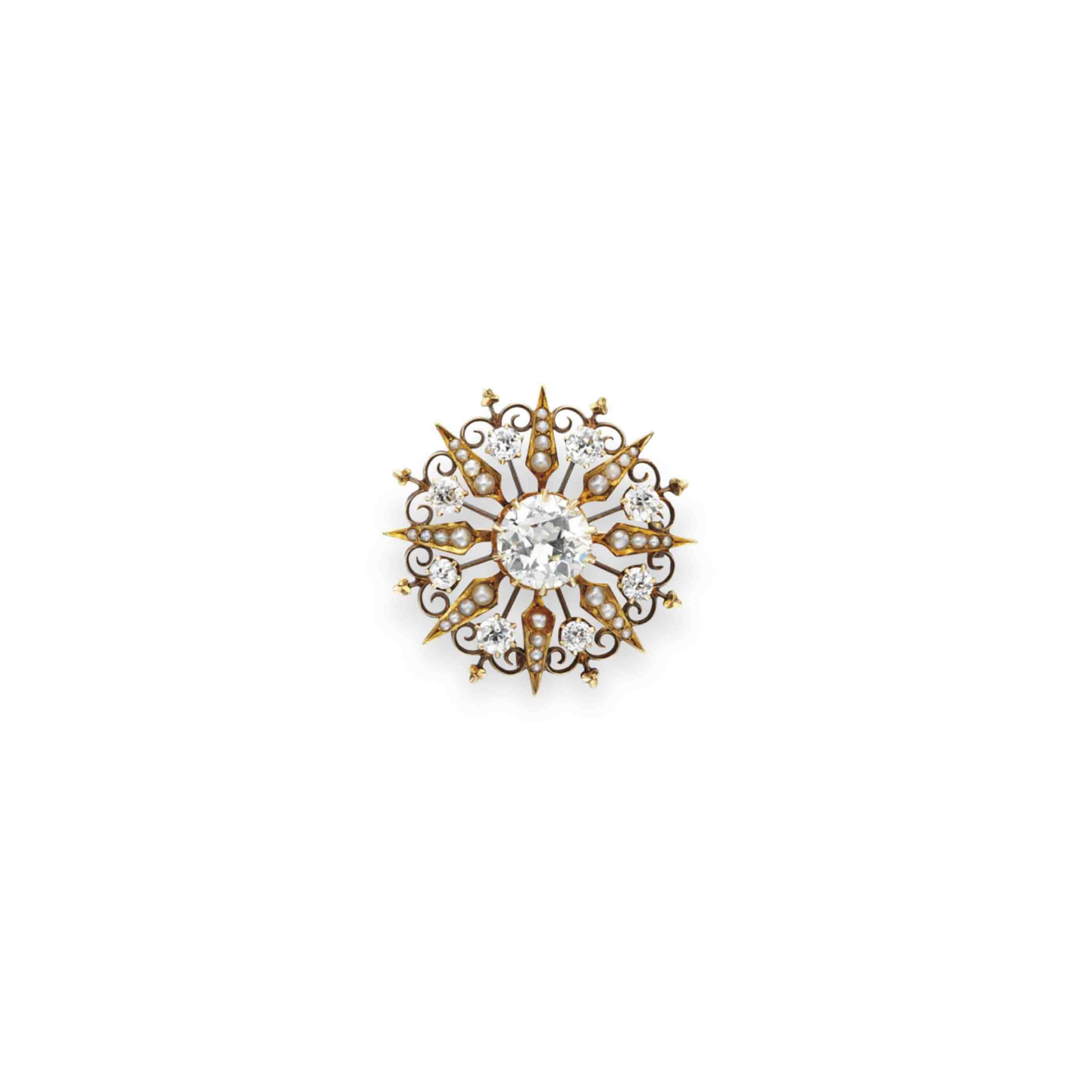 AN ANTIQUE DIAMOND AND GOLD BROOCH
