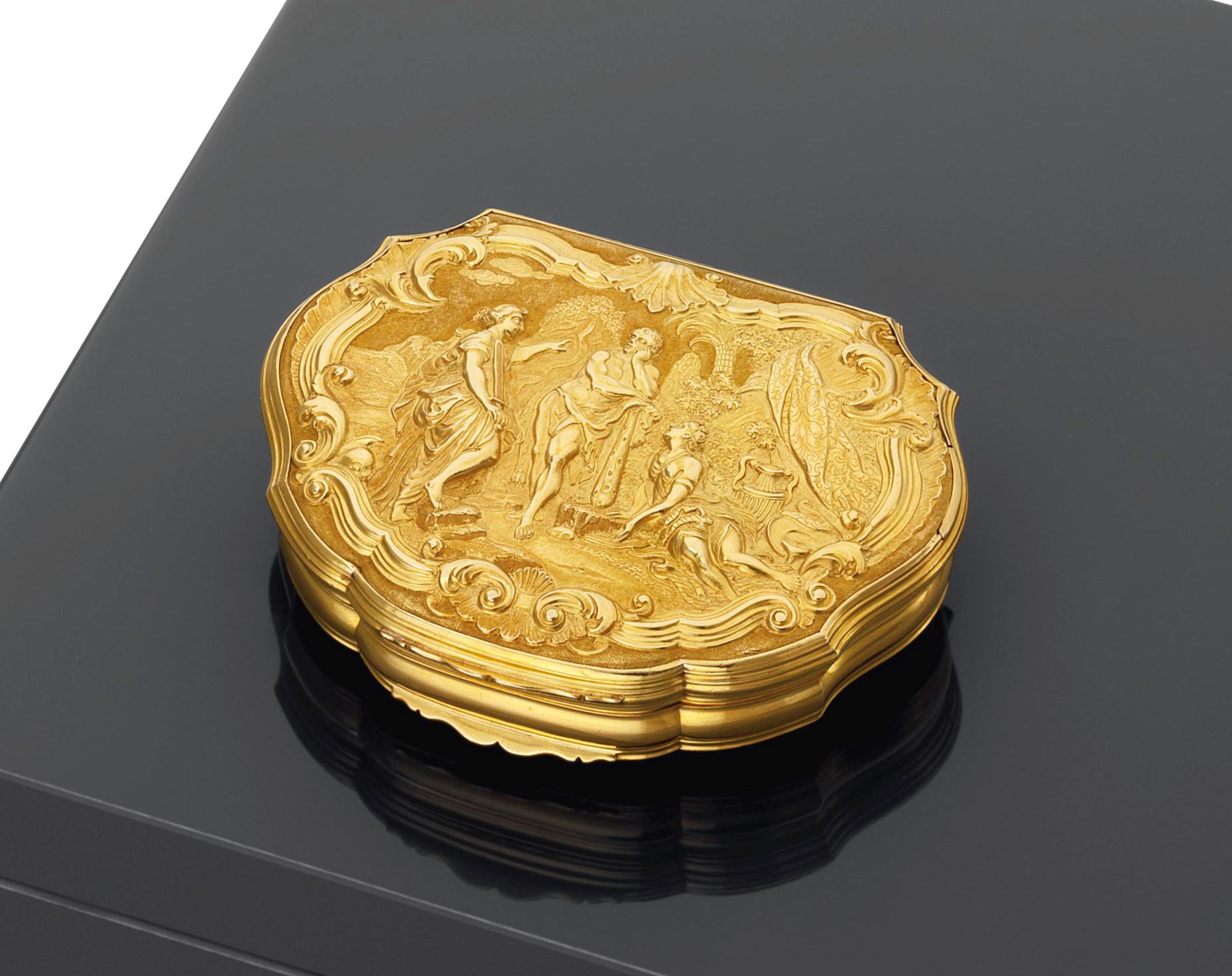 A GEORGE II GOLD SNUFF-BOX