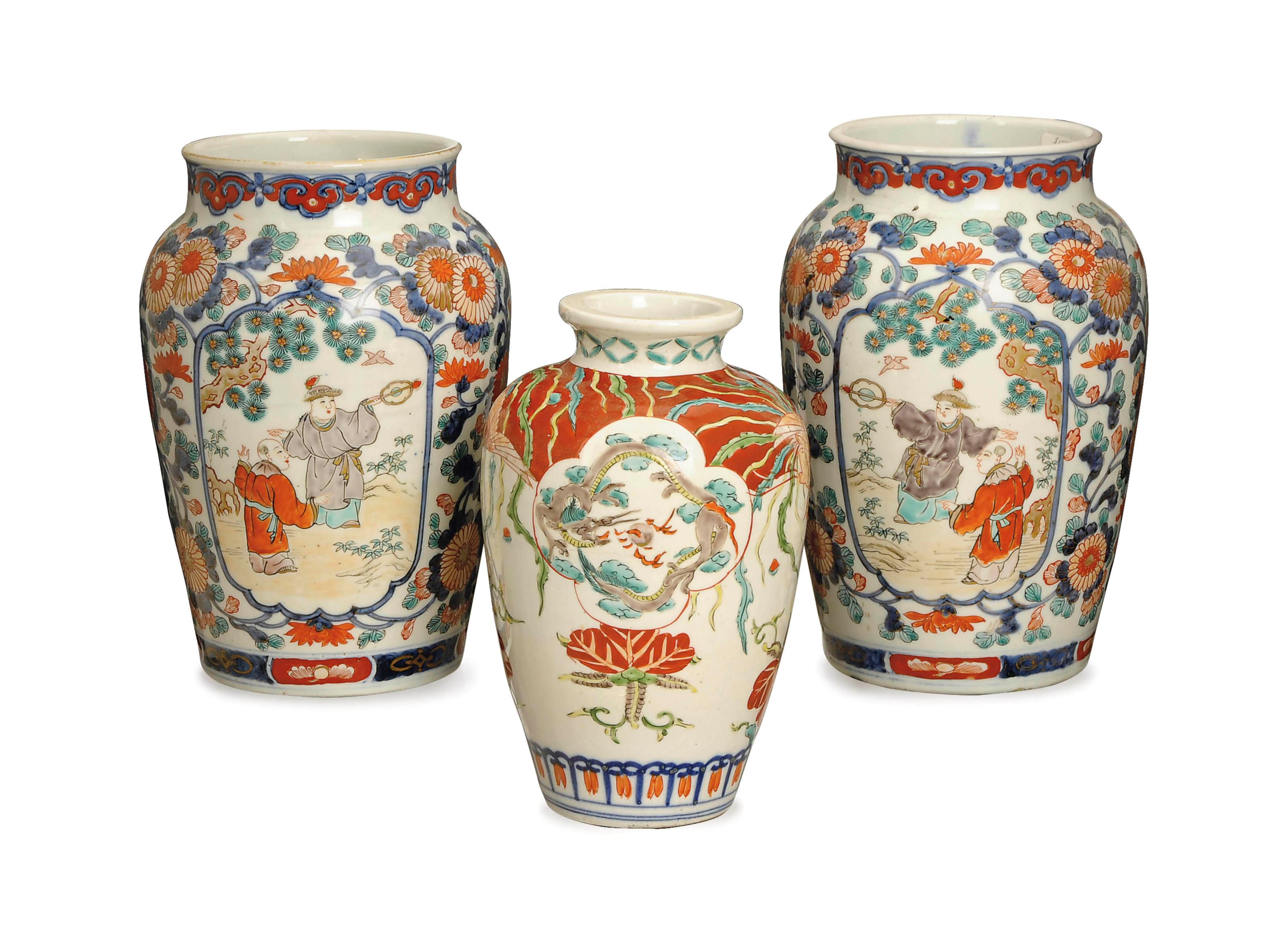 A PAIR OF JAPANESE IMARI PORCELAIN JARS, AND A BALUSTER VASE,