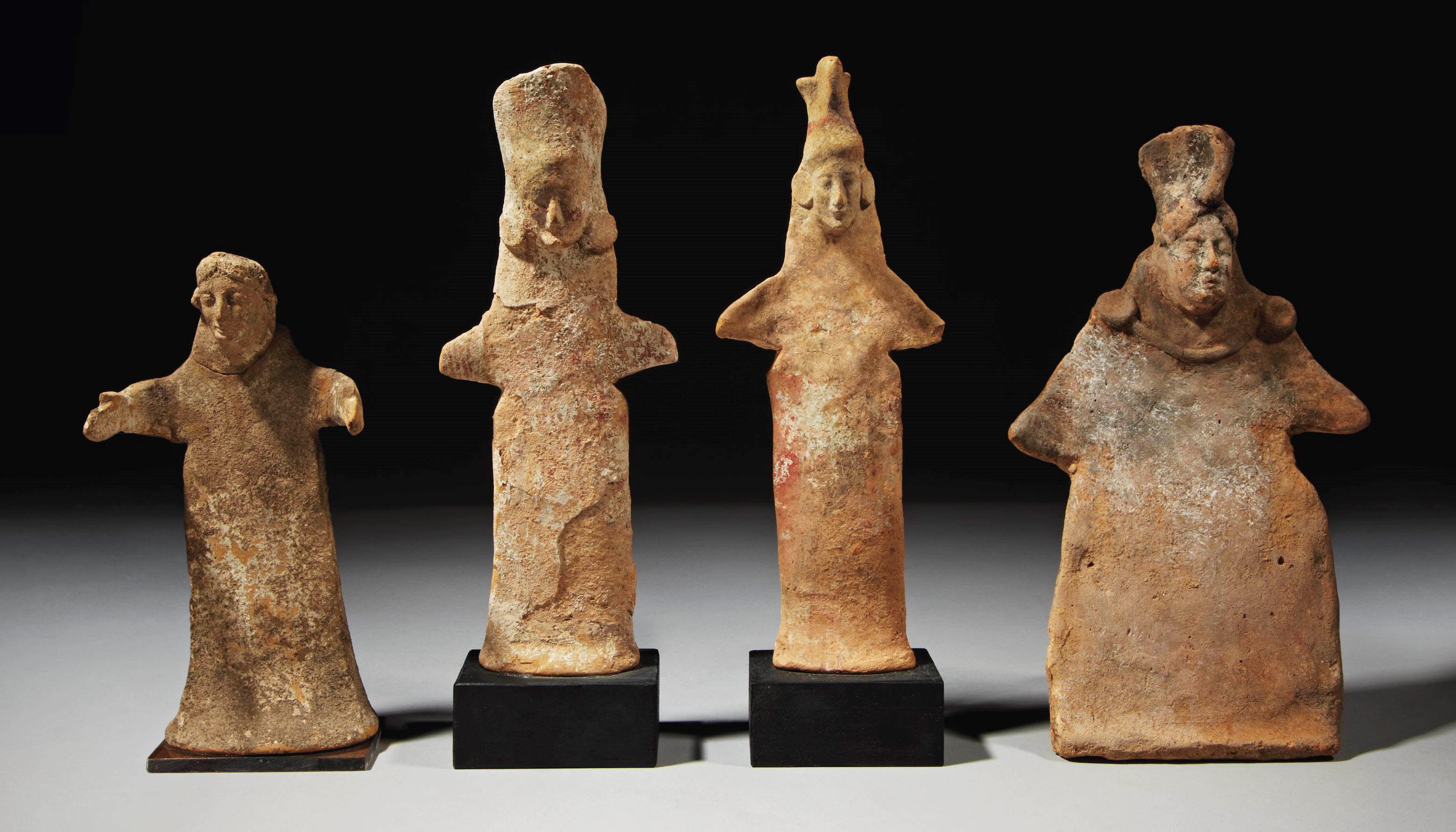 QUATRE IDOLES FEMININES STYLISEES EN TERRE CUITE