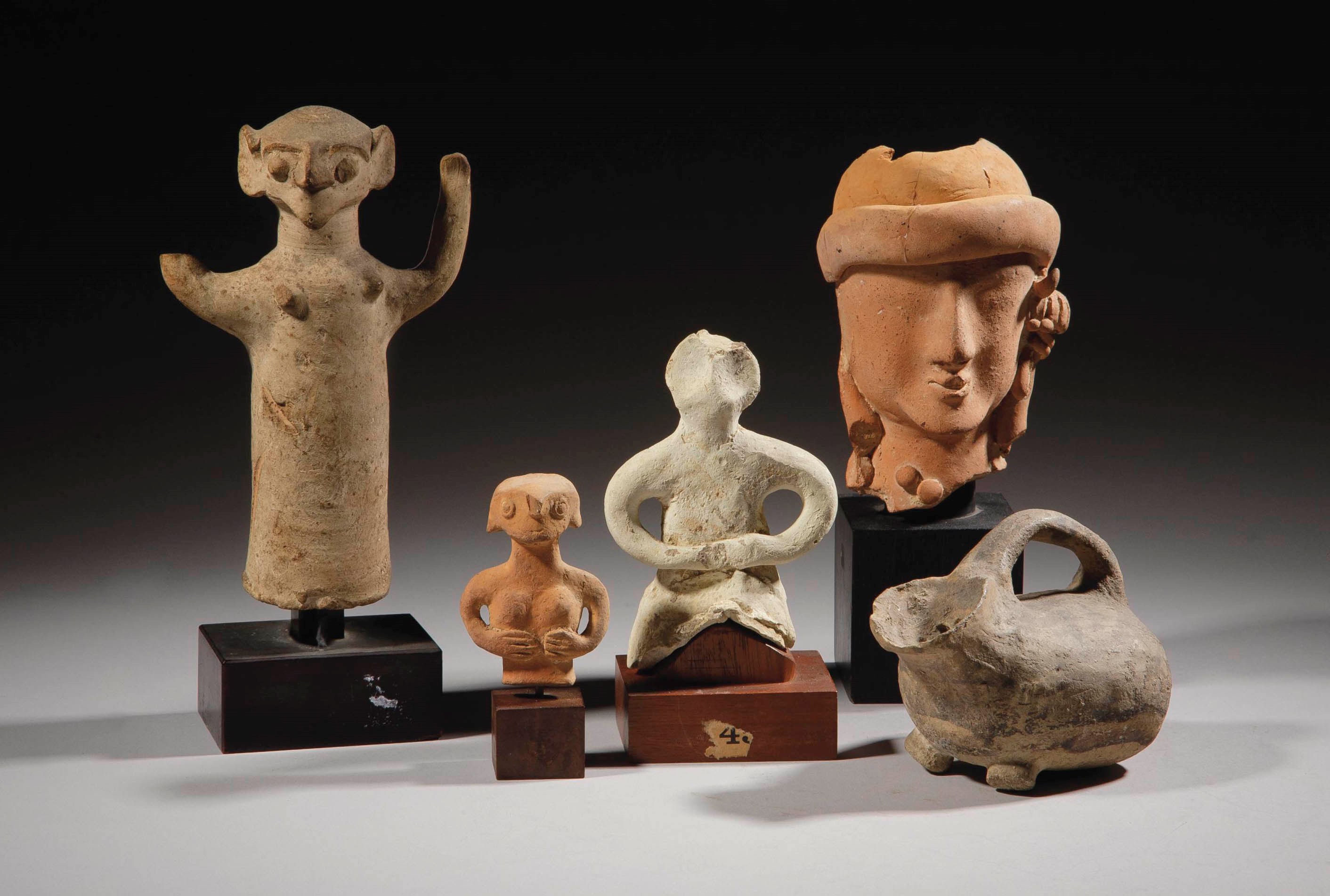 CINQ OBJETS EN TERRE CUITE