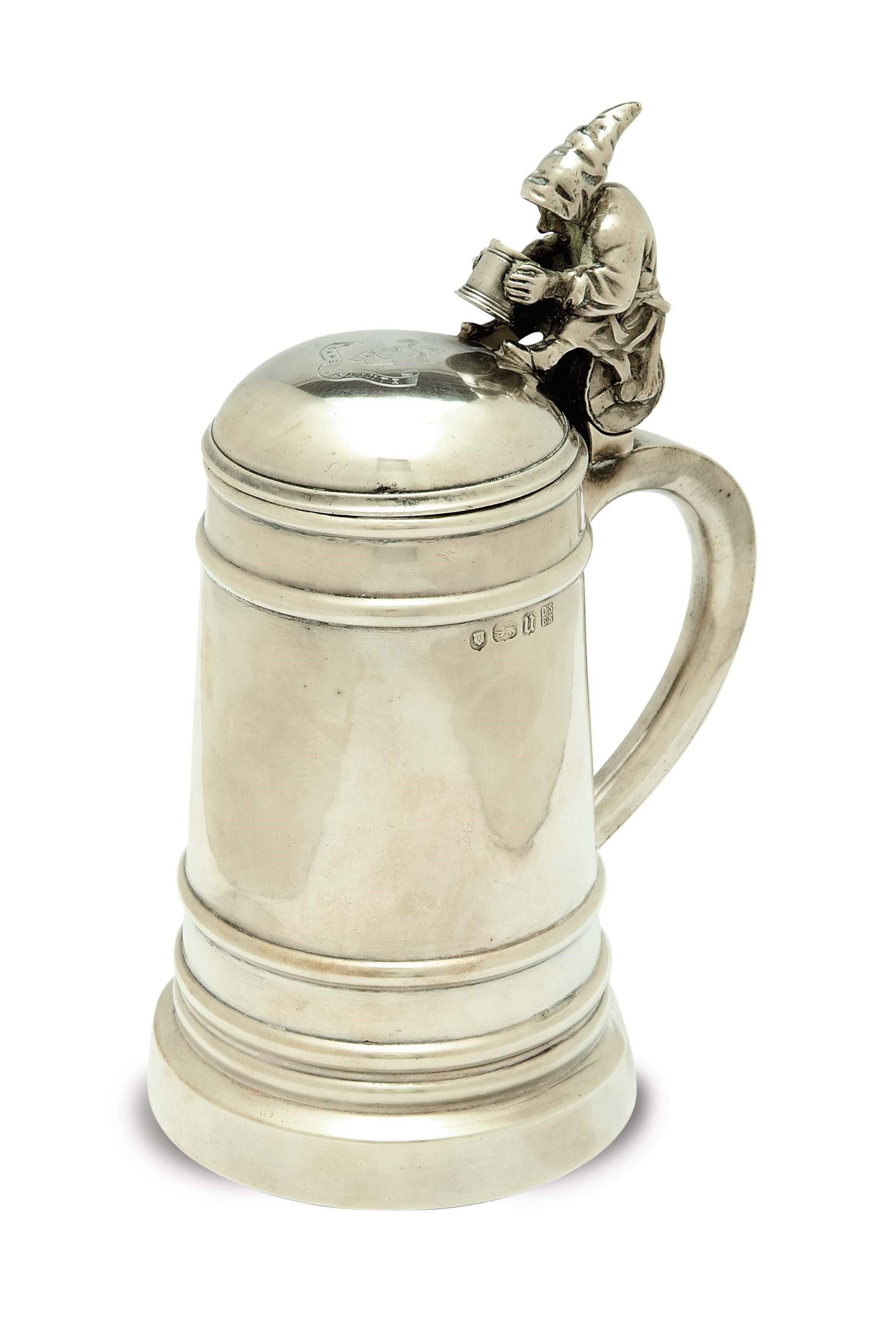 A VICTORIAN SILVER TANKARD WITH HINGED COVER,