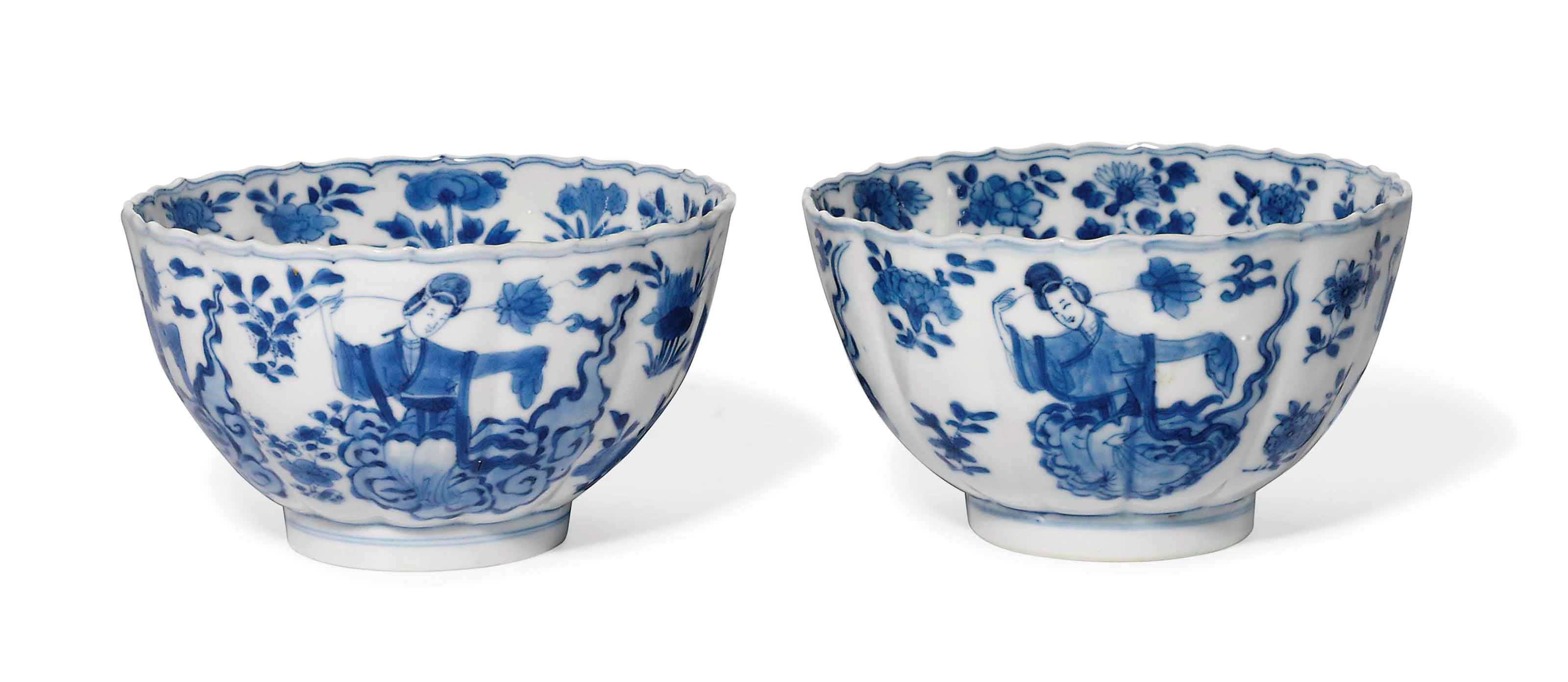 A PAIR OF CHINESE BLUE AND WHITE FLUTED BOWLS