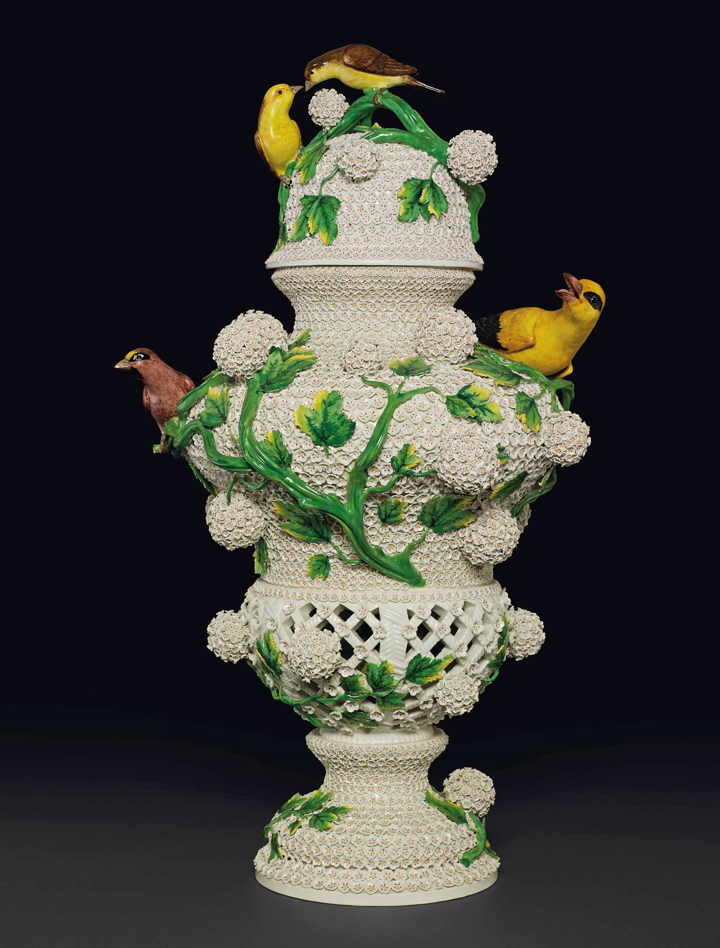 A MEISSEN LARGE SCHNEEBALLEN VASE AND DOMED COVER