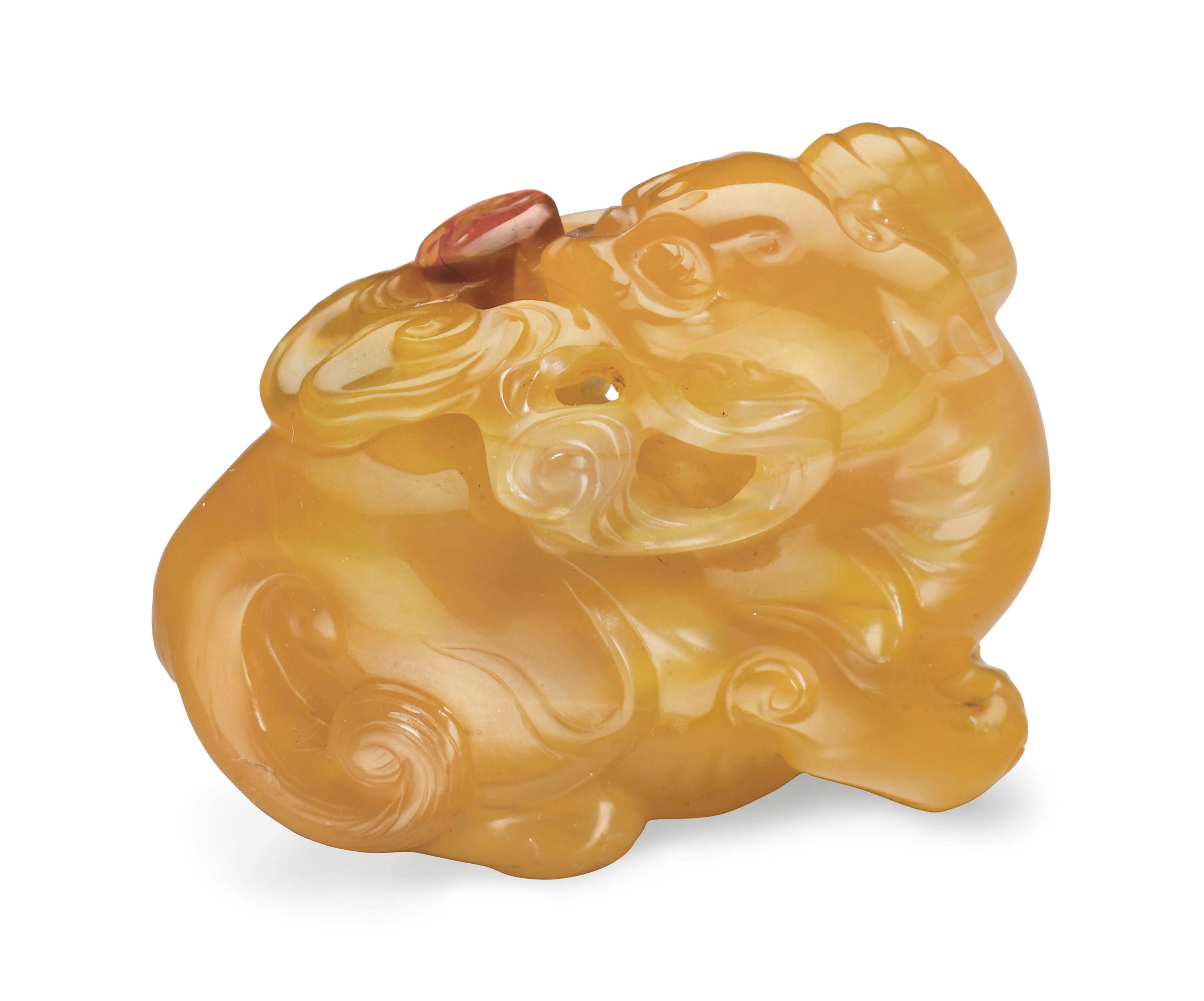 A SMALL YELLOWISH AGATE FIGURE OF A MYTHICAL BEAST