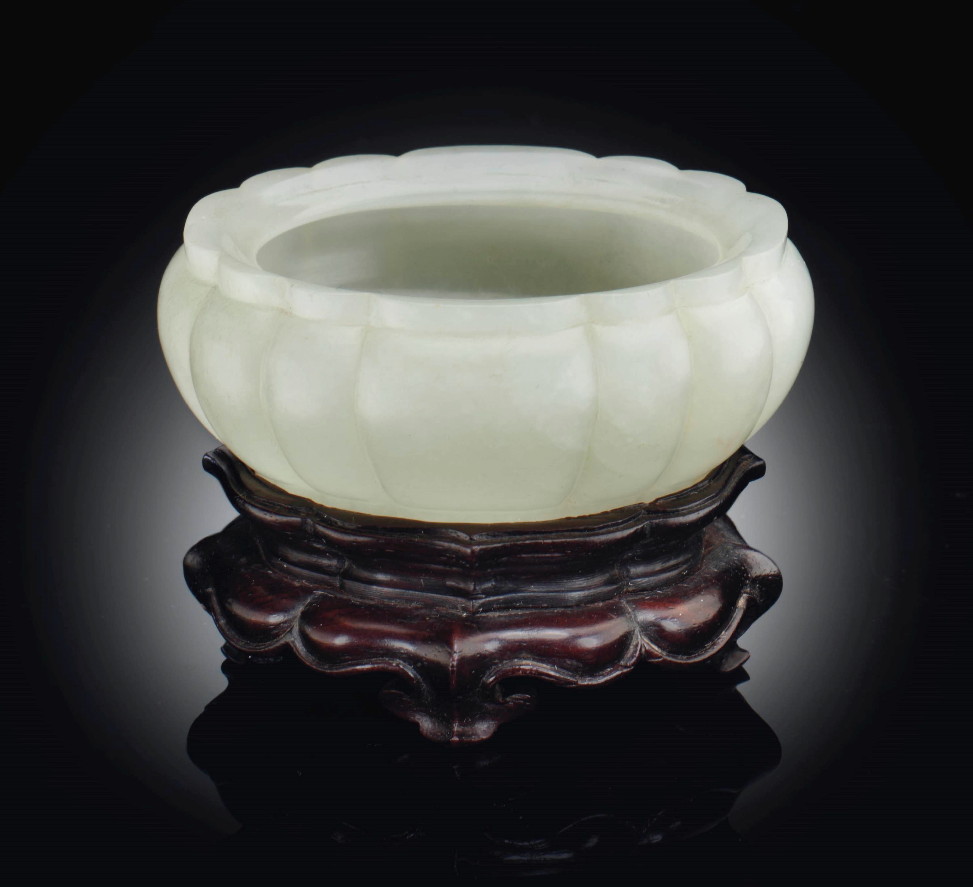A SMALL WHITE JADE LOBED OVAL BRUSH WASHER