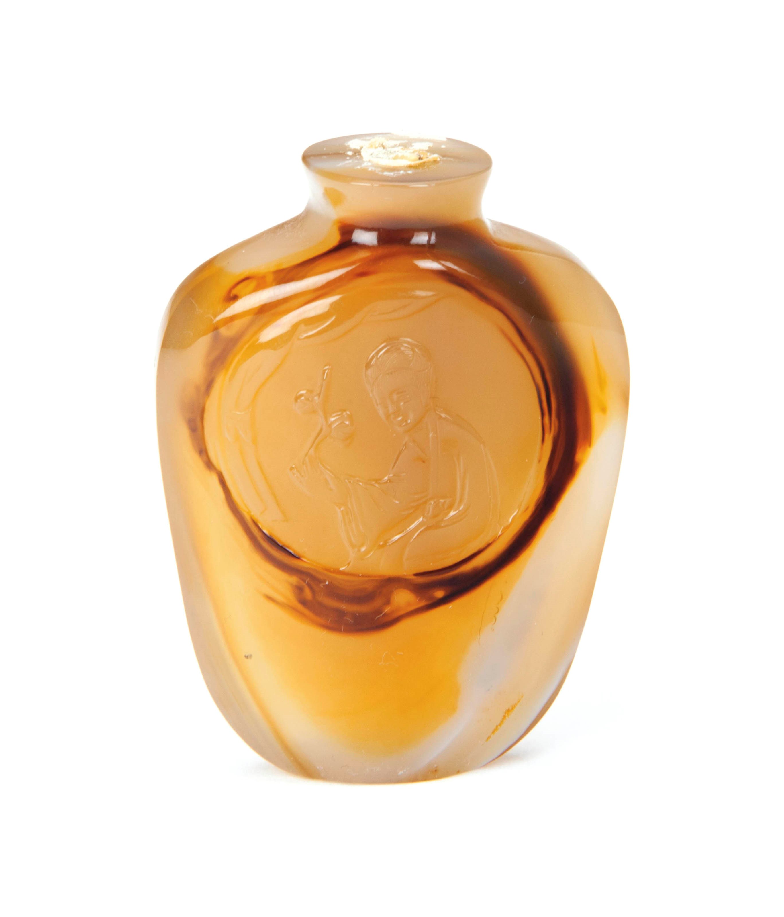 A CHINESE MOTTLED GOLDEN-BROWN AND GREY AGATE SNUFF BOTTLE,