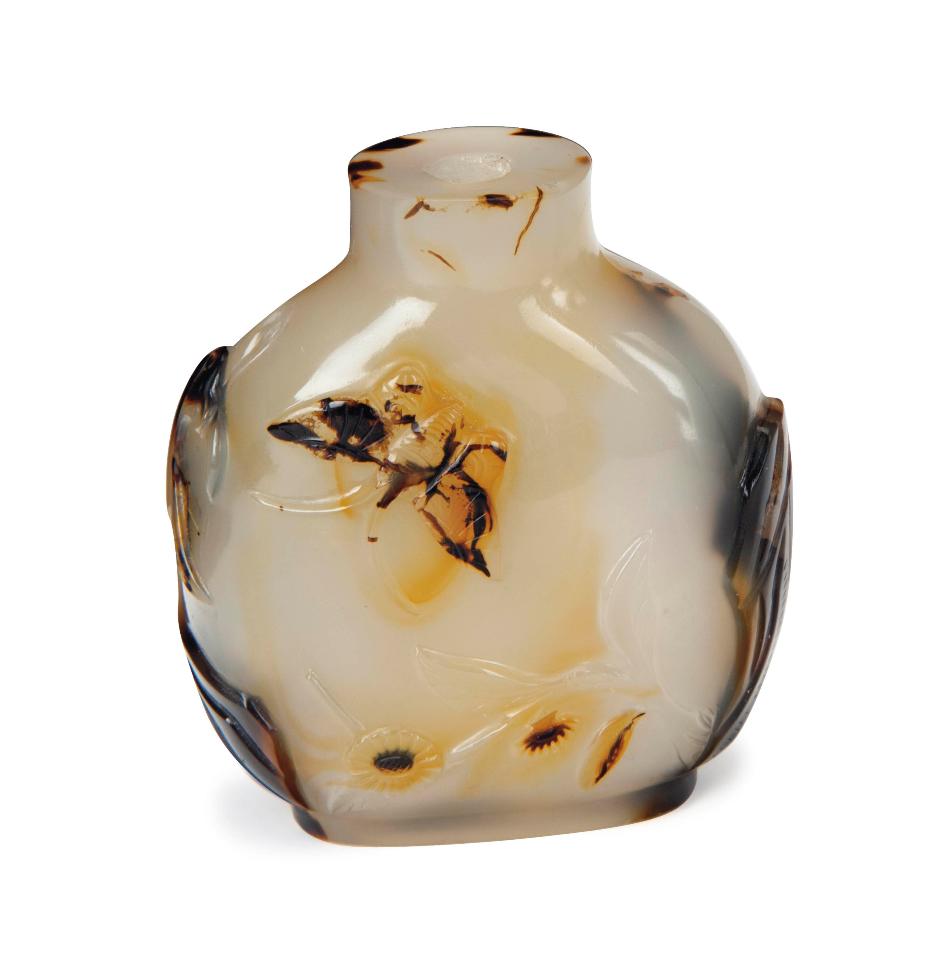 A CHINESE BROWN AND GREY AGATE ROUNDED SQUARE SNUFF BOTTLE,