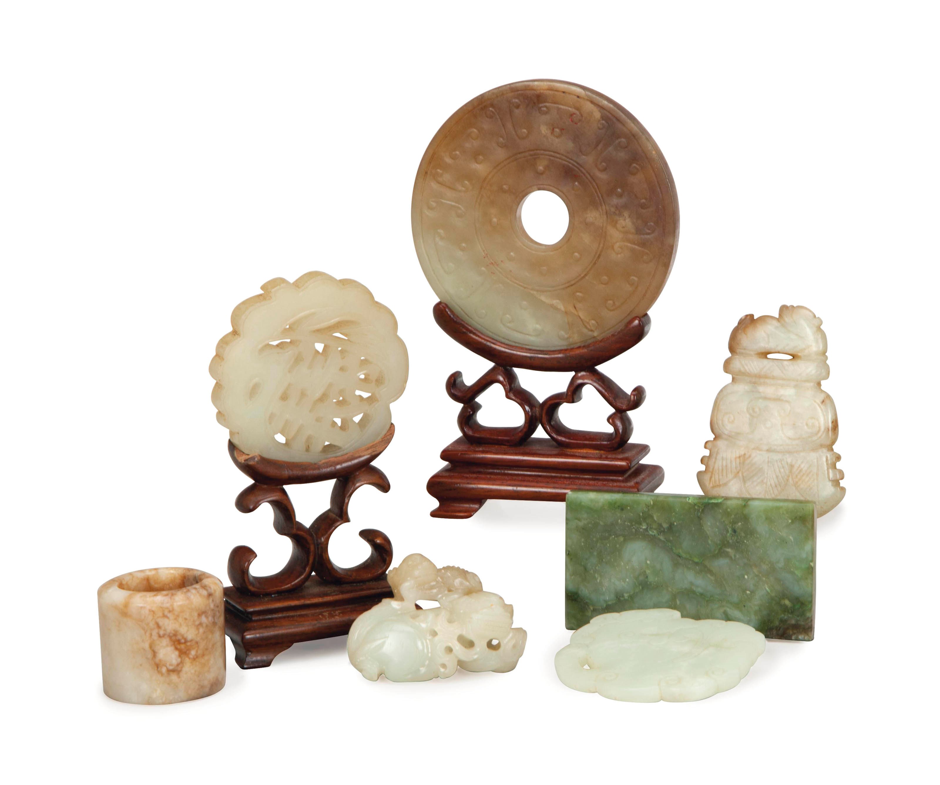 SIX CHINESE JADE AND HARDSTONE OBJECTS, AND A JADE ARCHER'S RING,