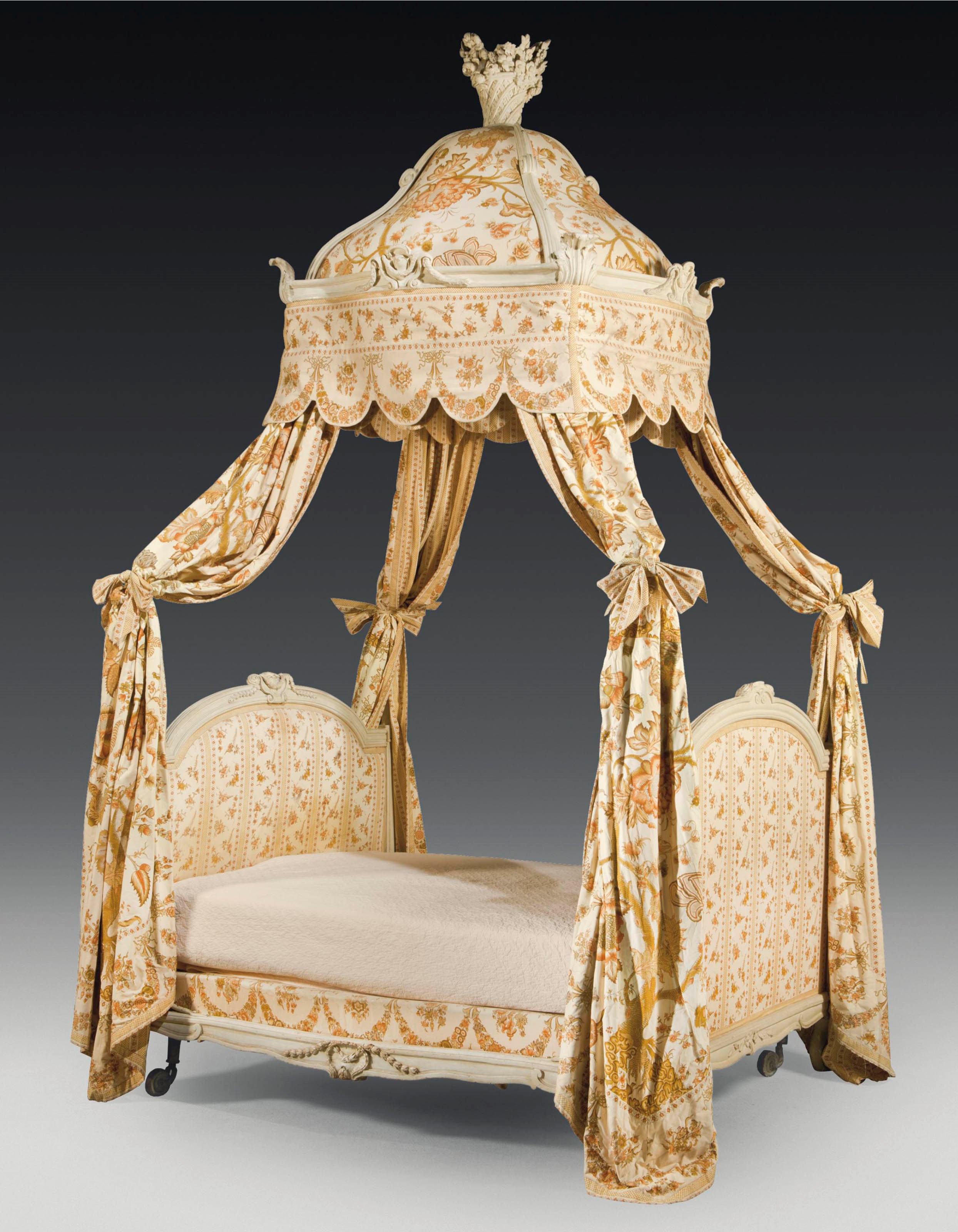 LIT A LA POLONAISE D'EPOQUE LOUIS XV