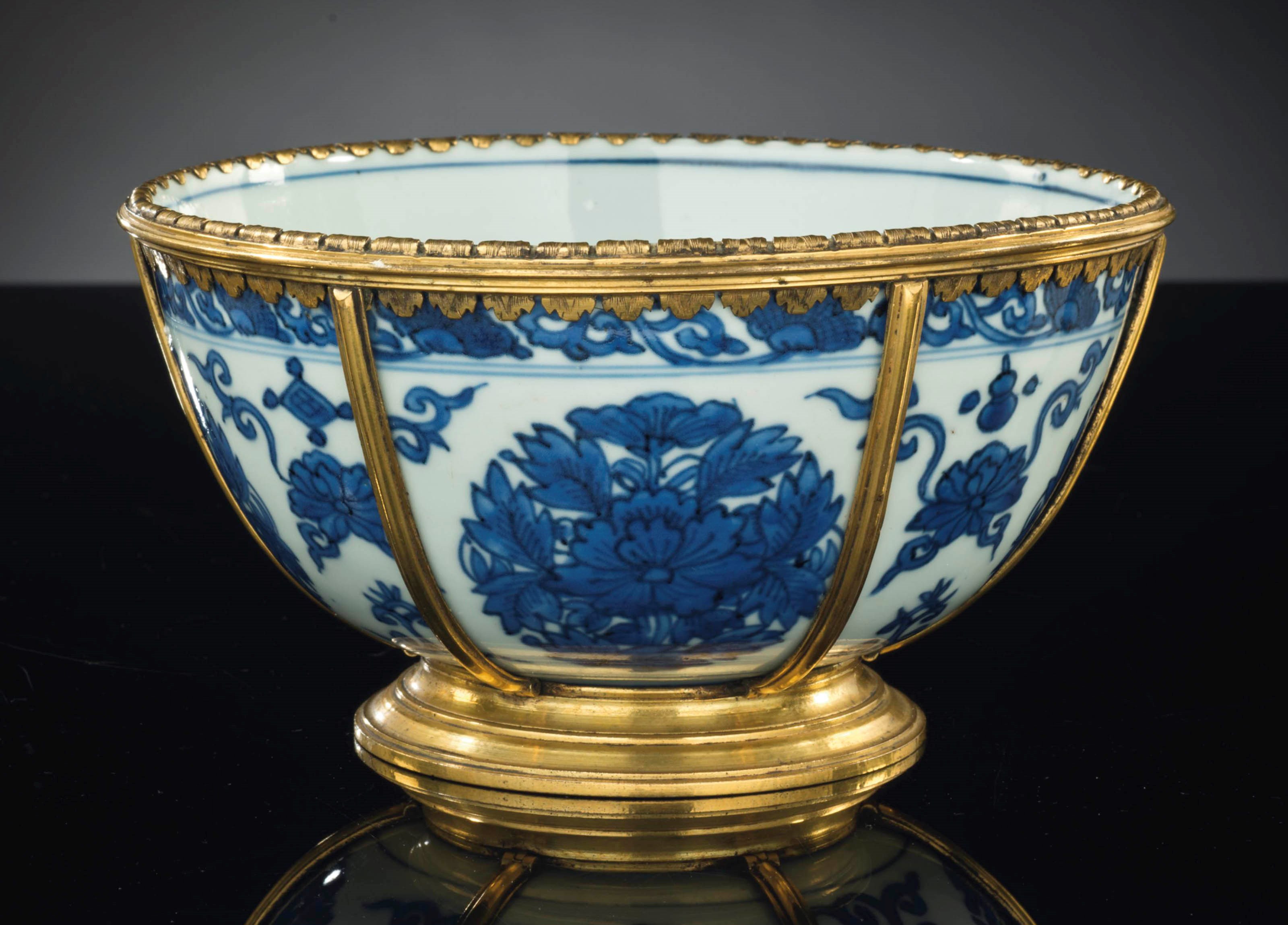 BOL EN PORCELAINE BLEU BLANC MONTE BRONZE DORE