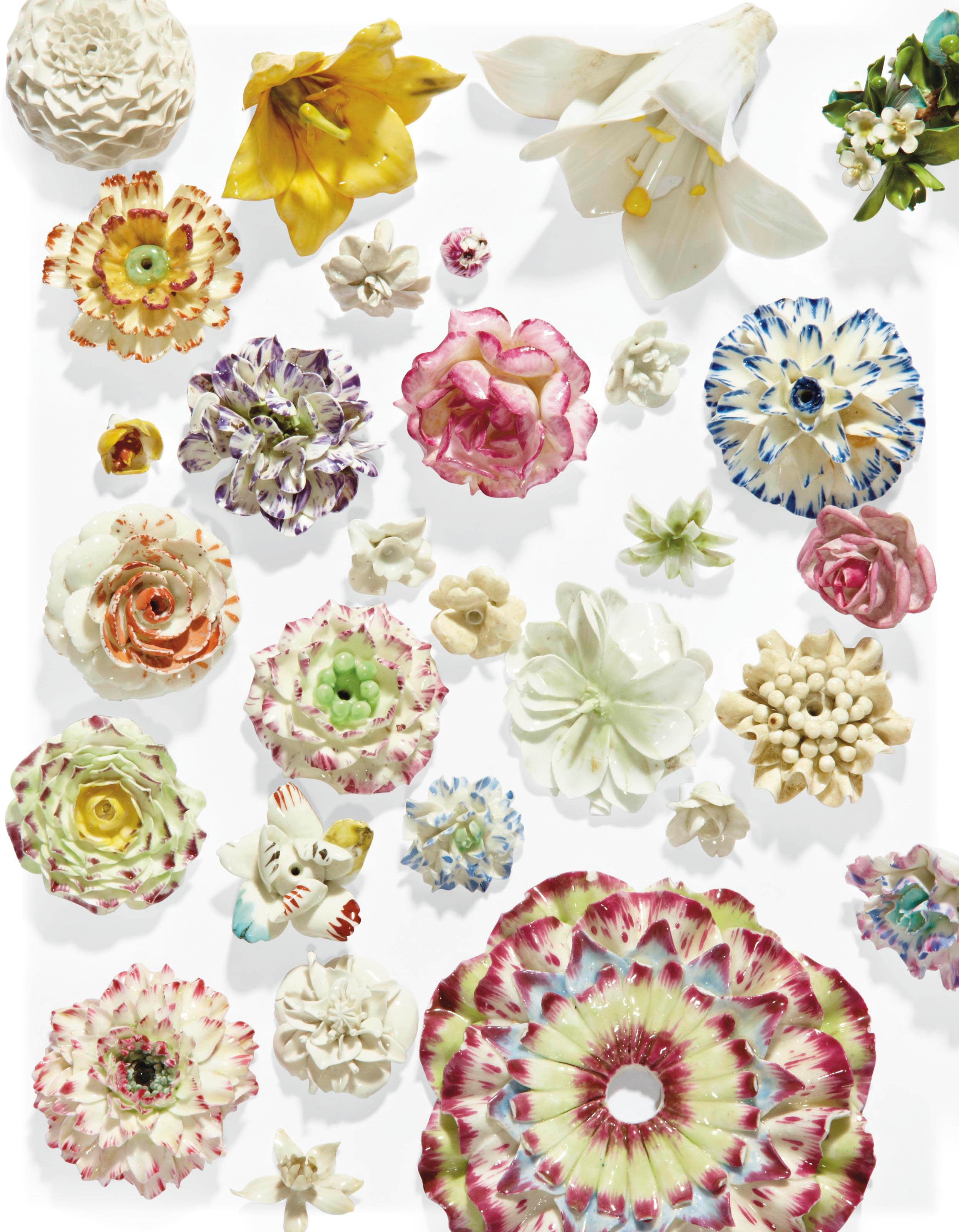 ENSEMBLE DE FLEURS EN PORCELAINE