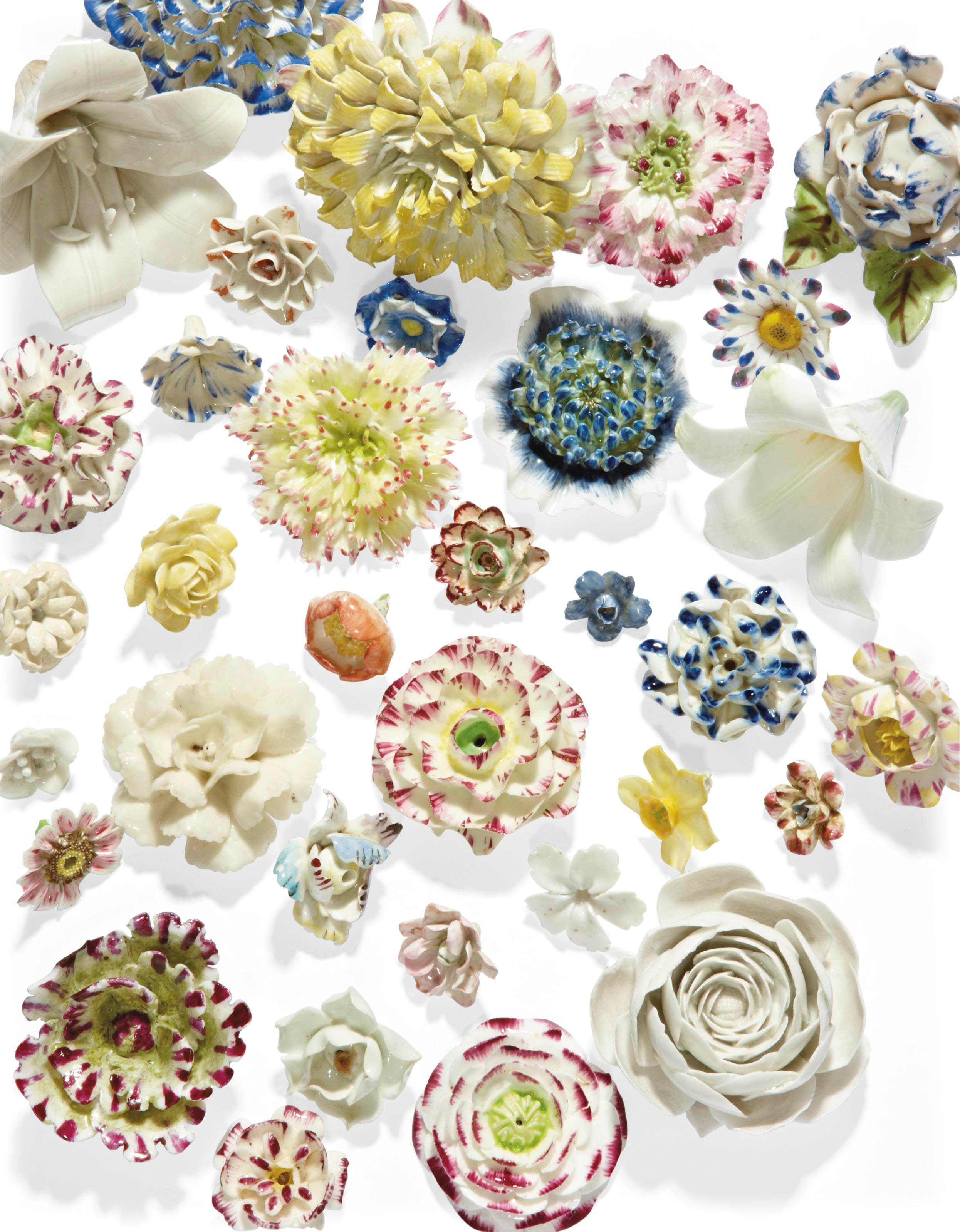 ENSEMBLE DE FLEURS EN PORCELAINE