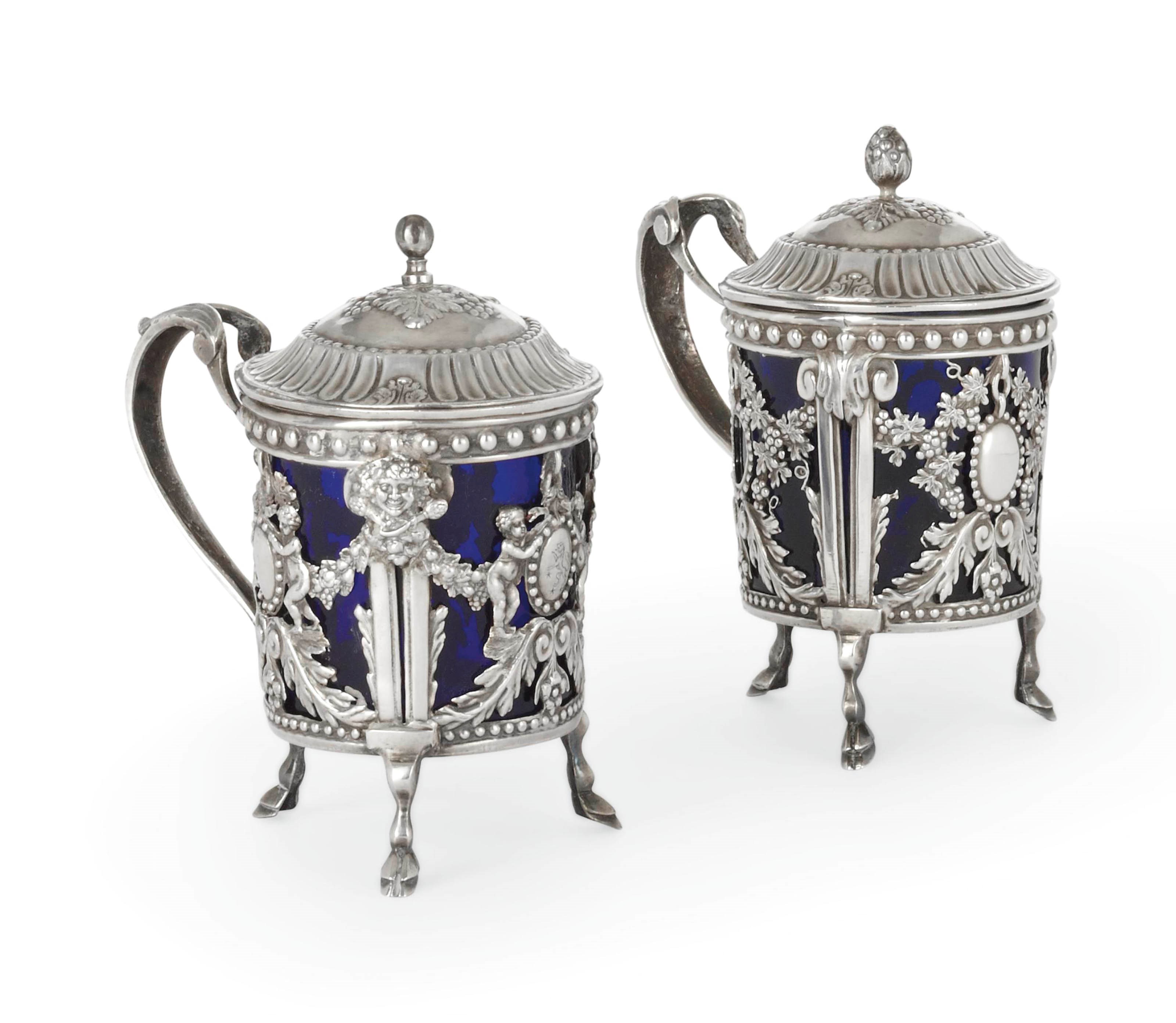 DEUX MOUTARDIERS EN ARGENT ET VERRE BLEU