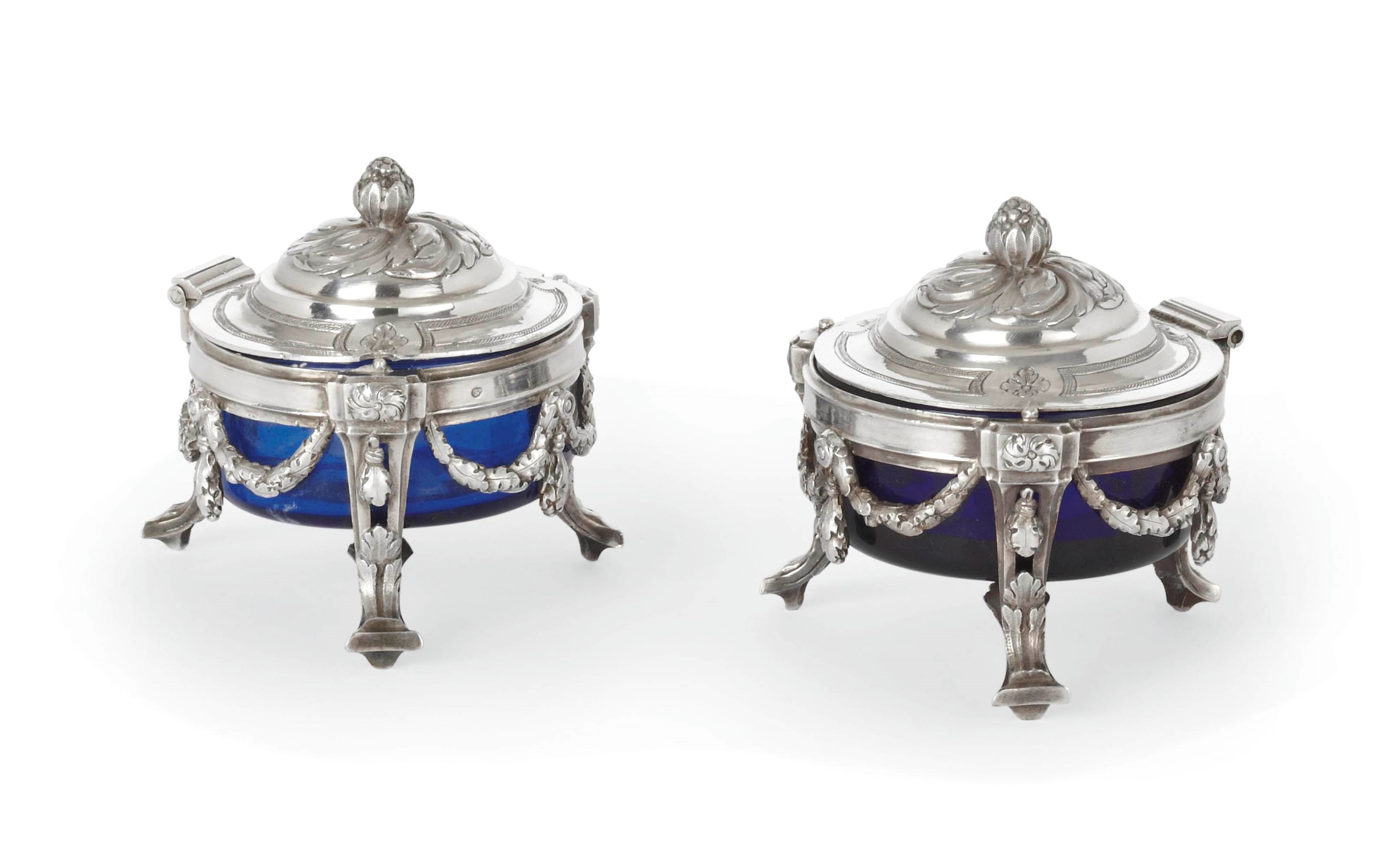 PAIRE DE SALIERES EN ARGENT ET VERRE BLEU