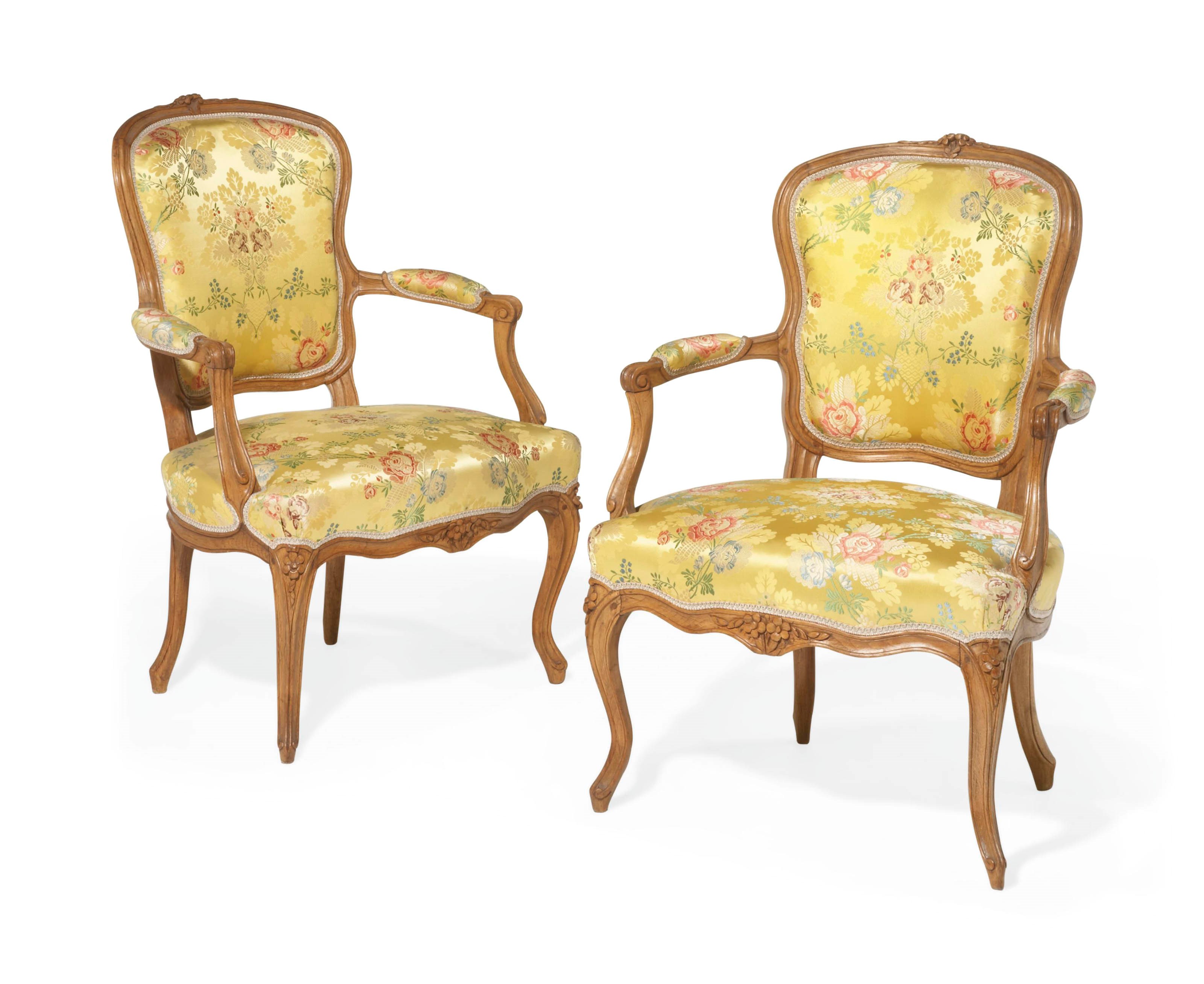 PAIRE DE FAUTEUILS EN CABRIOLET D'EPOQUE LOUIS XV