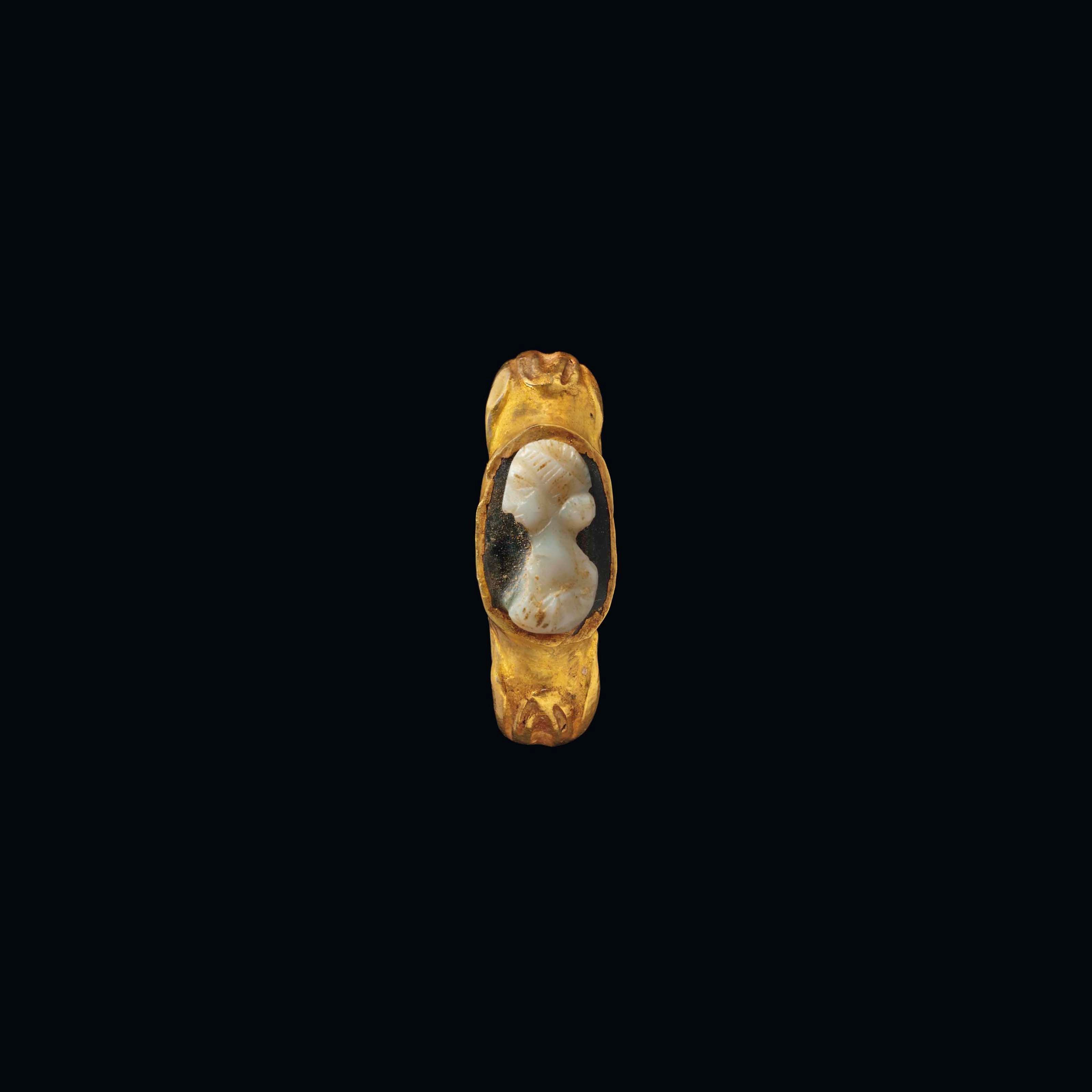 A ROMAN GOLD AND ONYX CAMEO RING