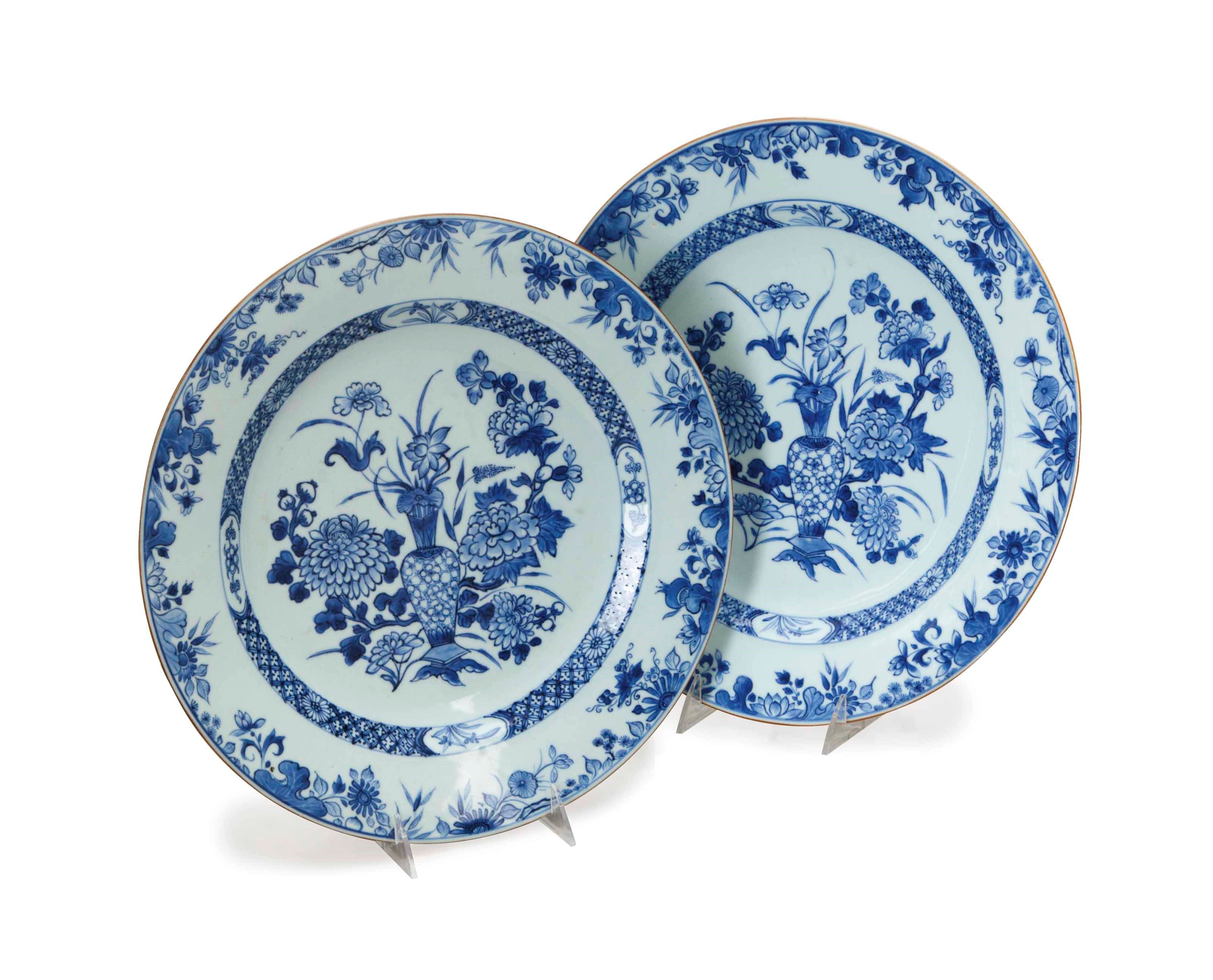 A PAIR OF CHINESE EXPORT BLUE AND WHITE PLATES,