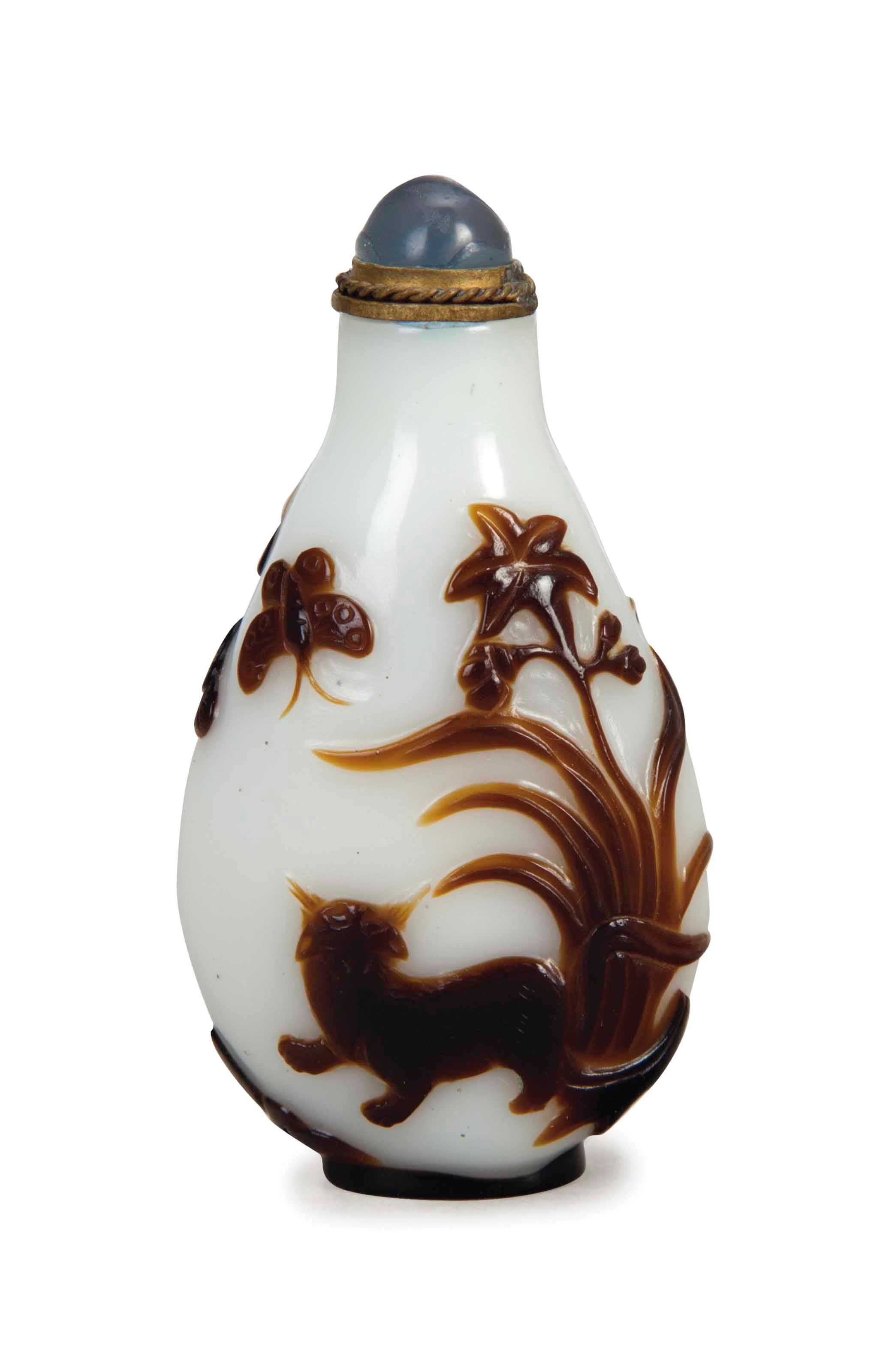 A CHINESE BROWN OVERLAY WHITE GLASS SNUFF BOTTLE,
