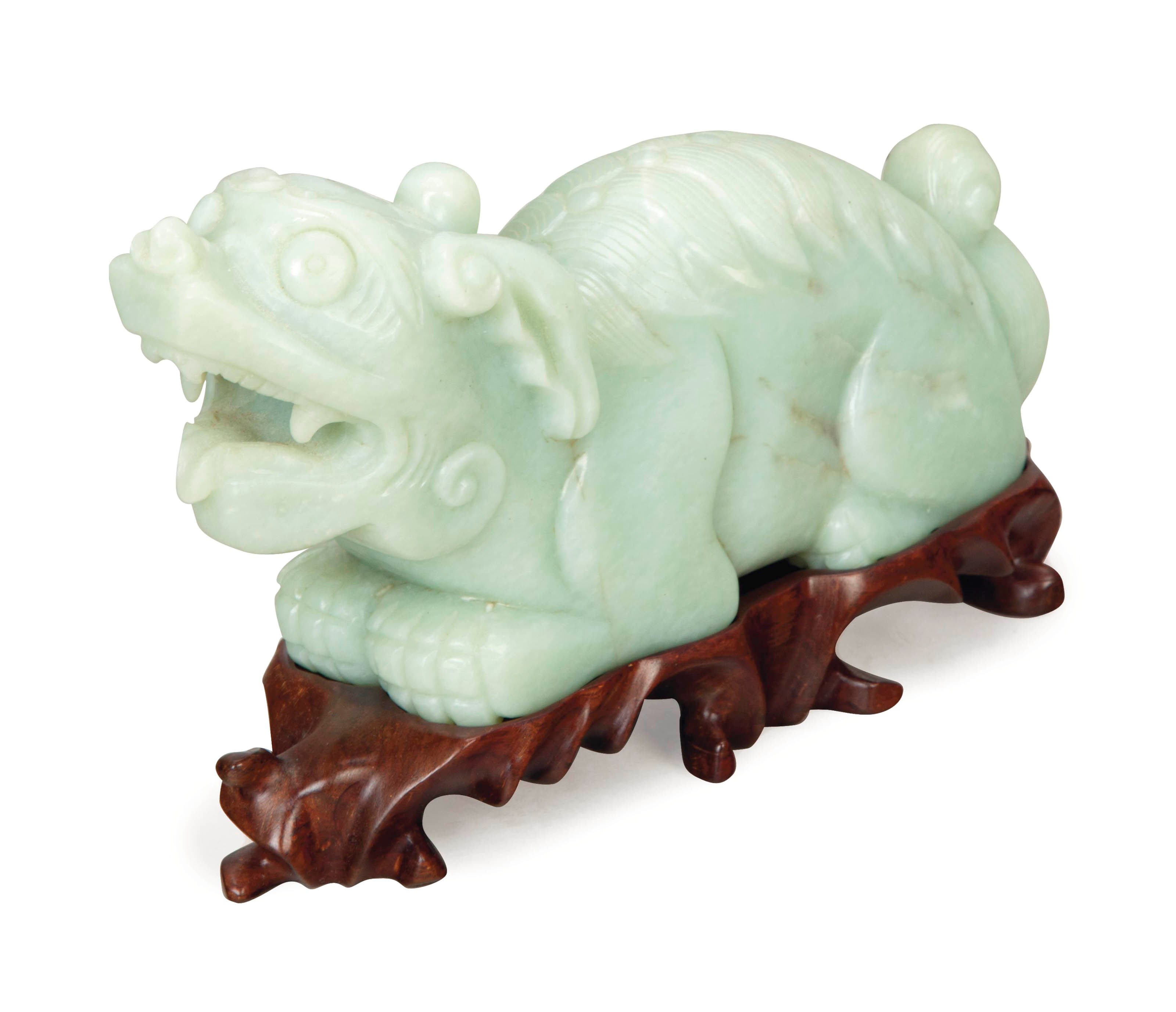 A CHINESE CARVED GREEN HARDSTONE CARVED MODEL OF A MYTHICAL BEAST,
