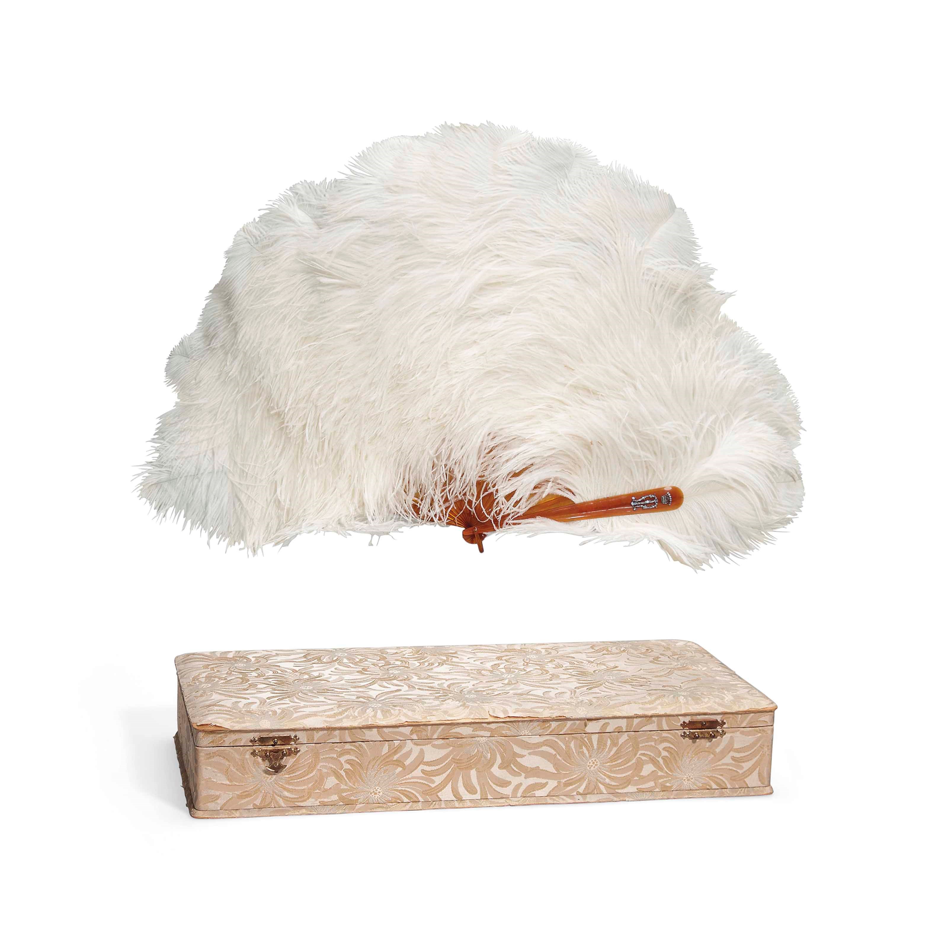 A WHITE OSTRICH FEATHER FAN WITH BLONDE TORTOISESHELL STICKS