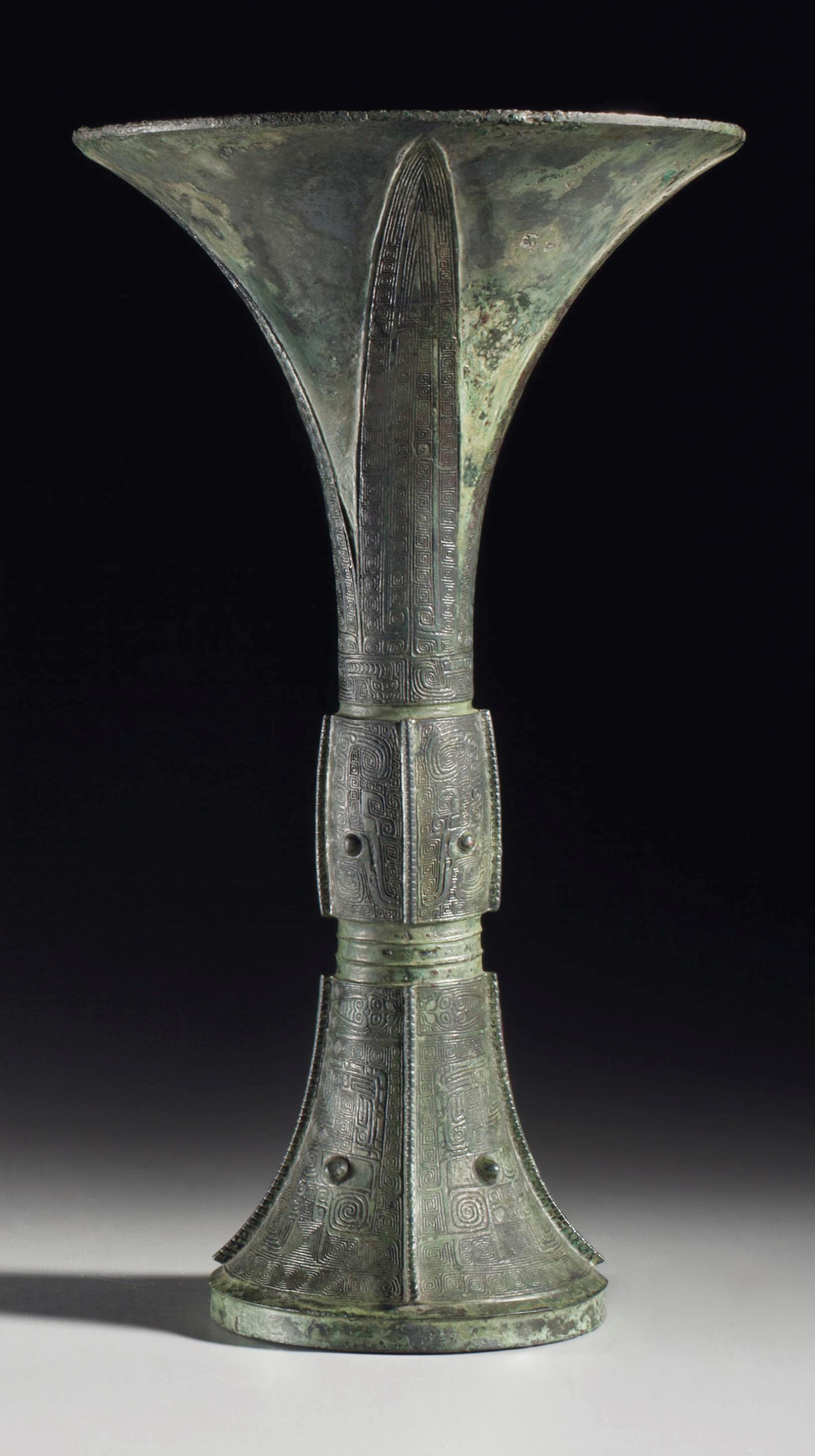 AN ARCHAIC BRONZE RITUAL WINE VESSEL, GU
