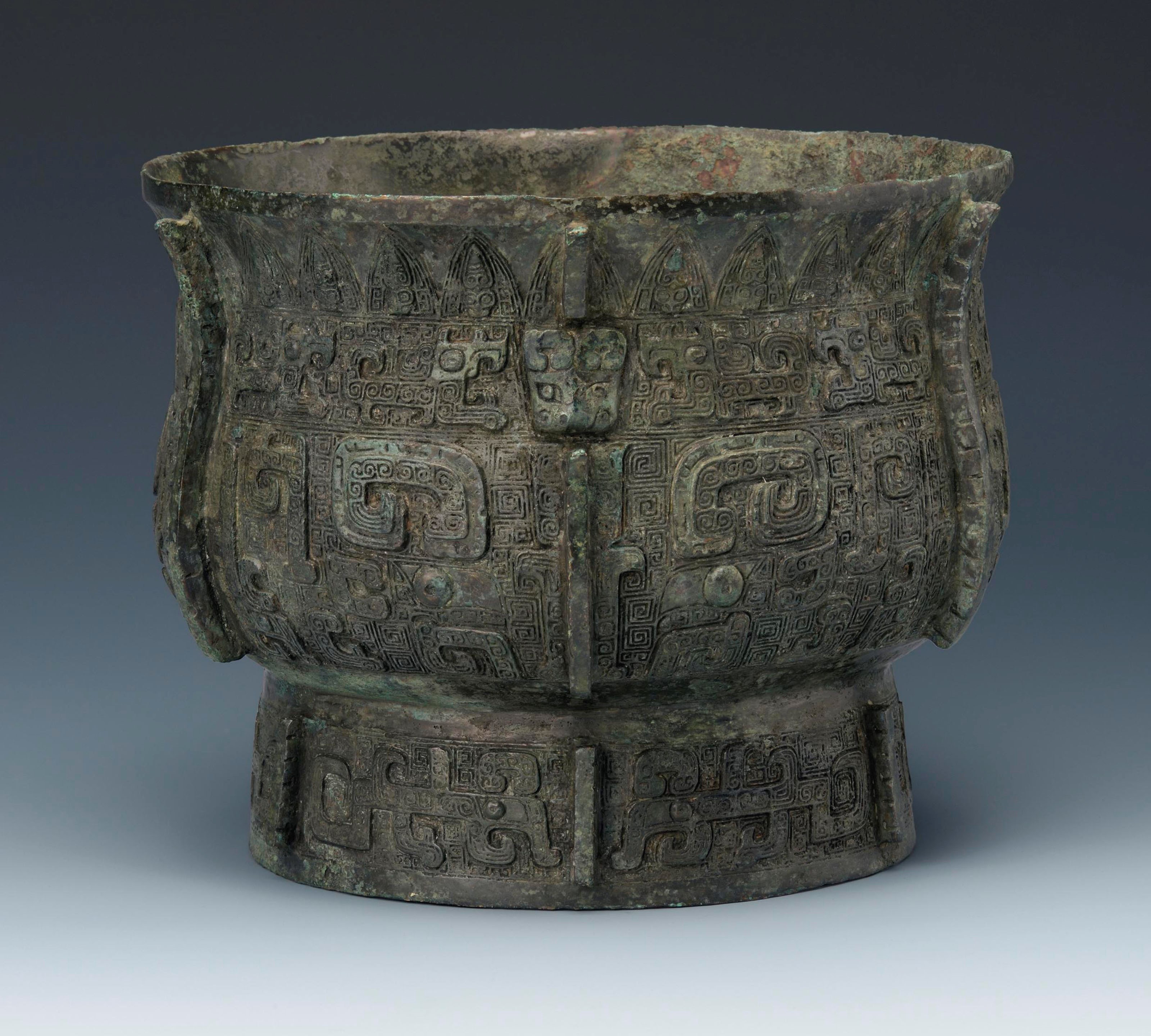 A RARE BRONZE RITUAL FOOD VESSEL, YU
