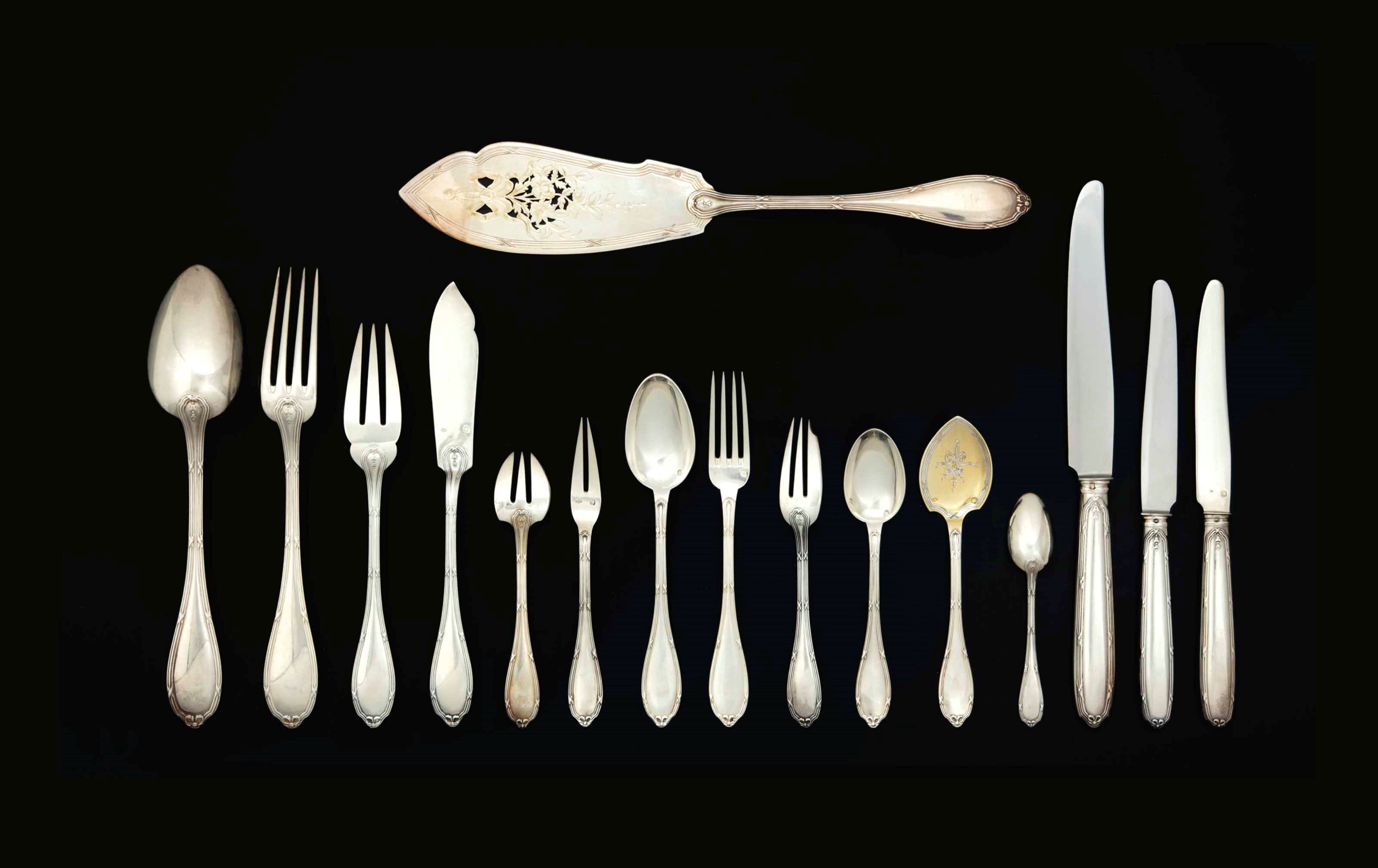 SERVICE DE TABLE EN ARGENT ET VERMEIL