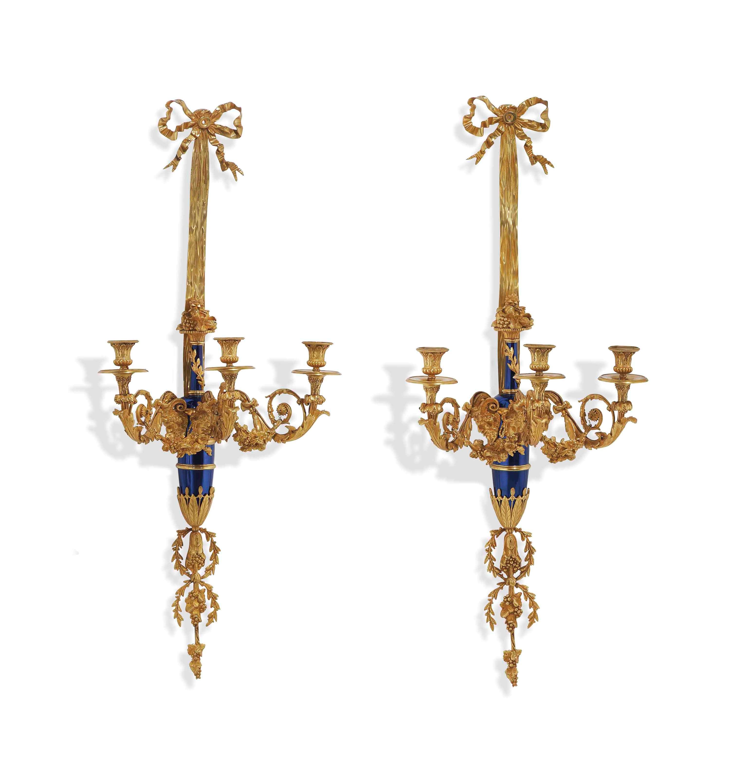 PAIRE D'APPLIQUES DE STYLE LOUIS XVI