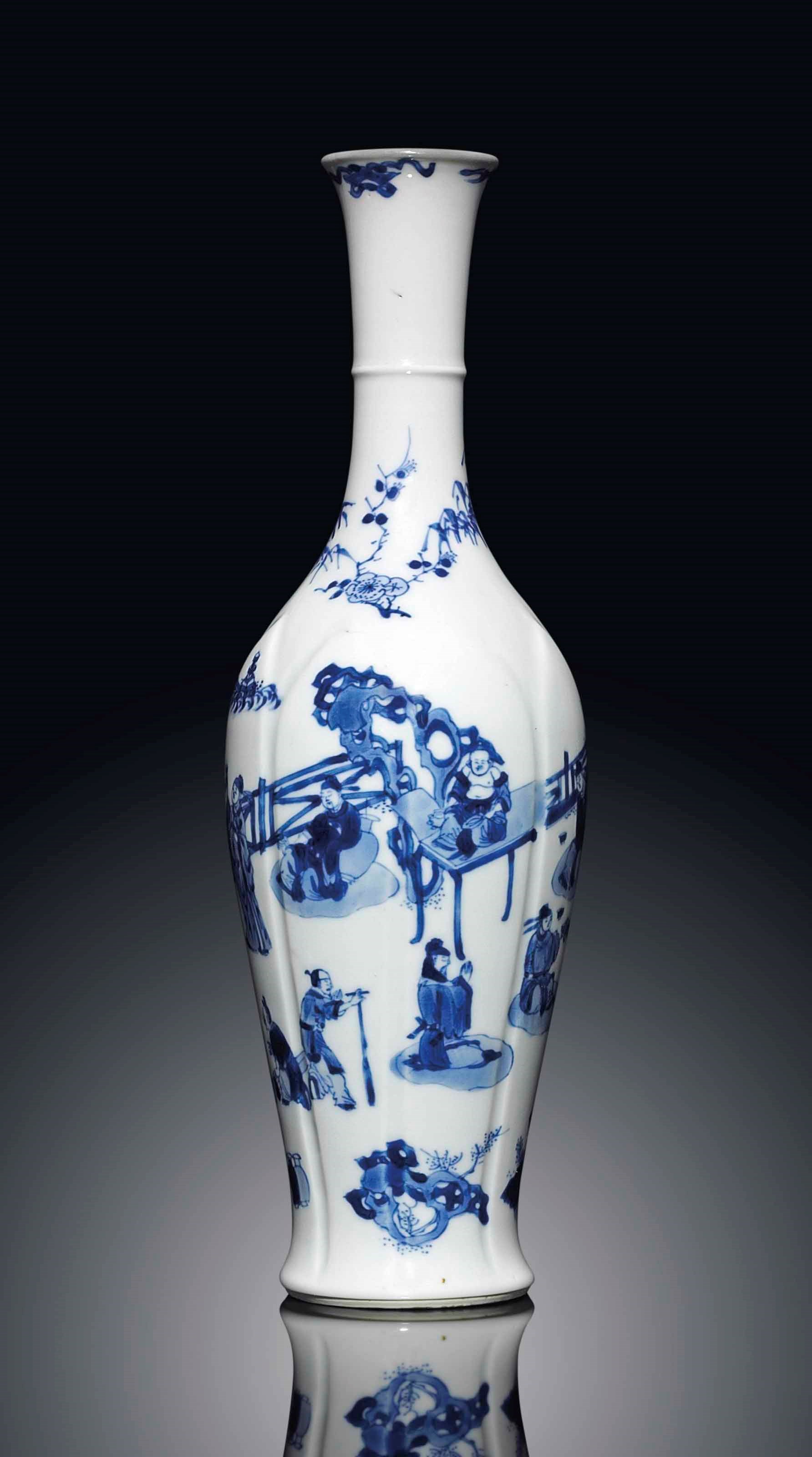 A BLUE AND WHITE SLENDER BALUSTER VASE