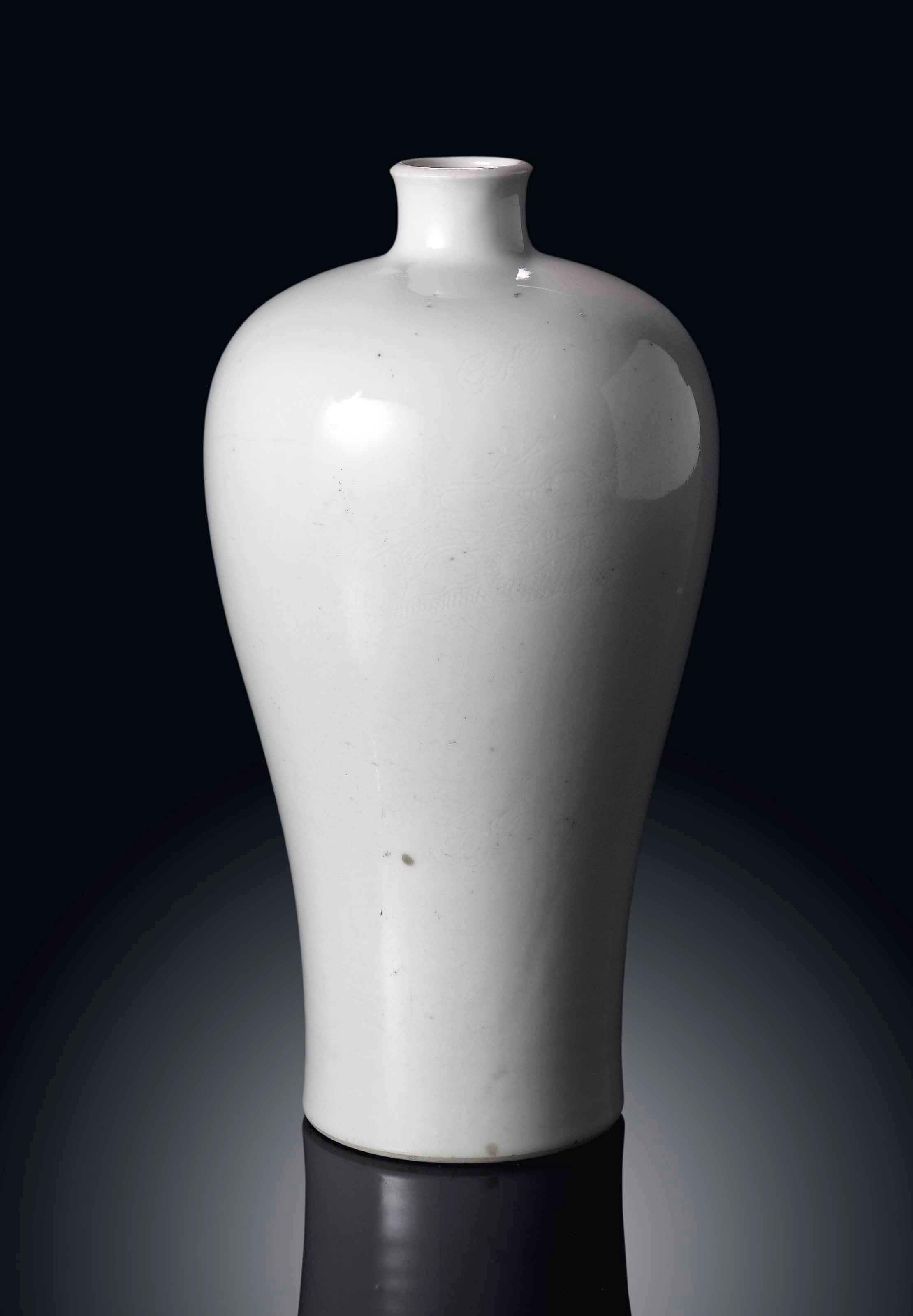 AN UNUSUAL WHITE-GLAZED ANHUA-DECORATED VASE, MEIPING