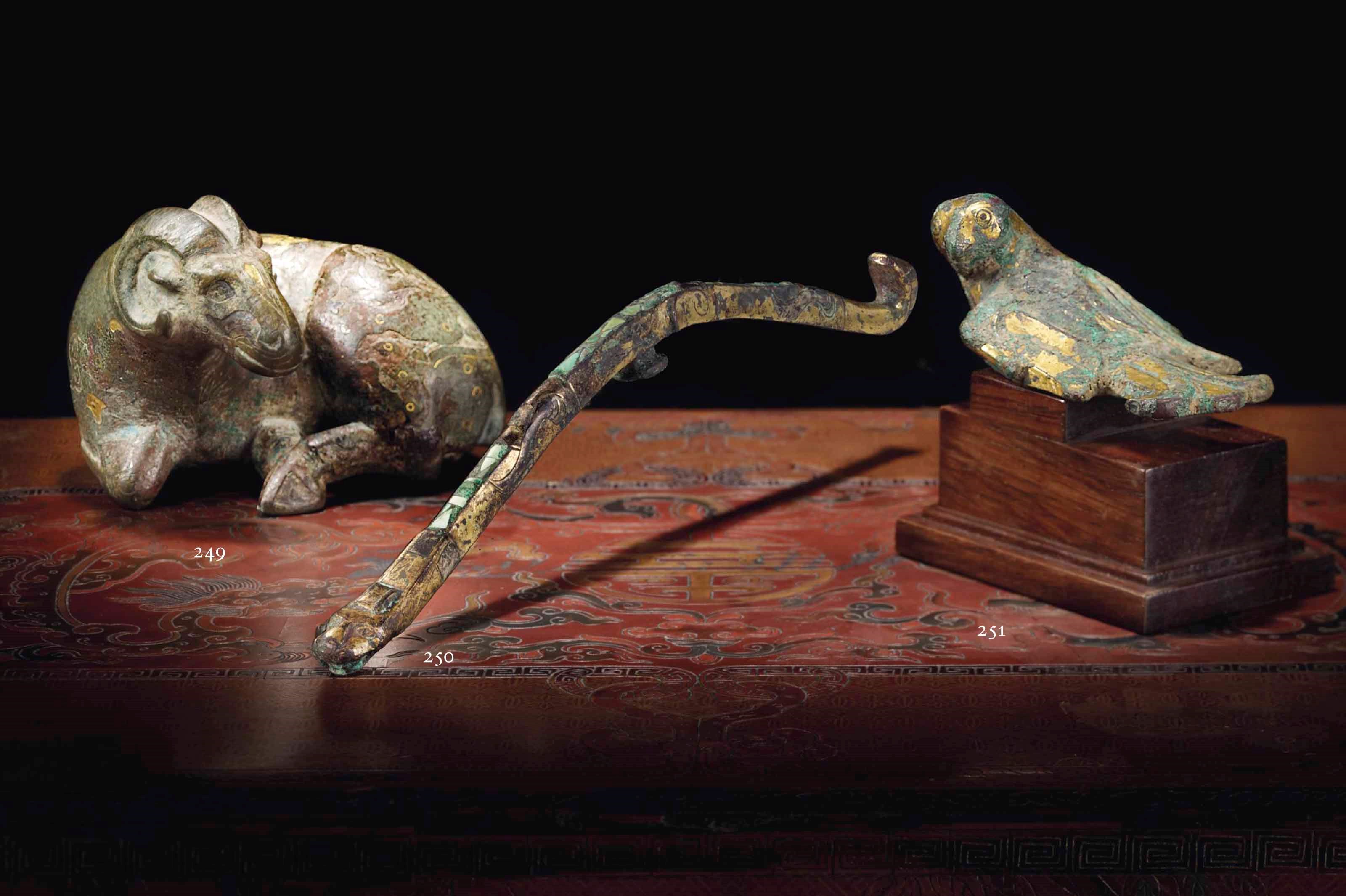 FIBULE EN BRONZE INCRUSTE OR, ARGENT ET TURQUOISE