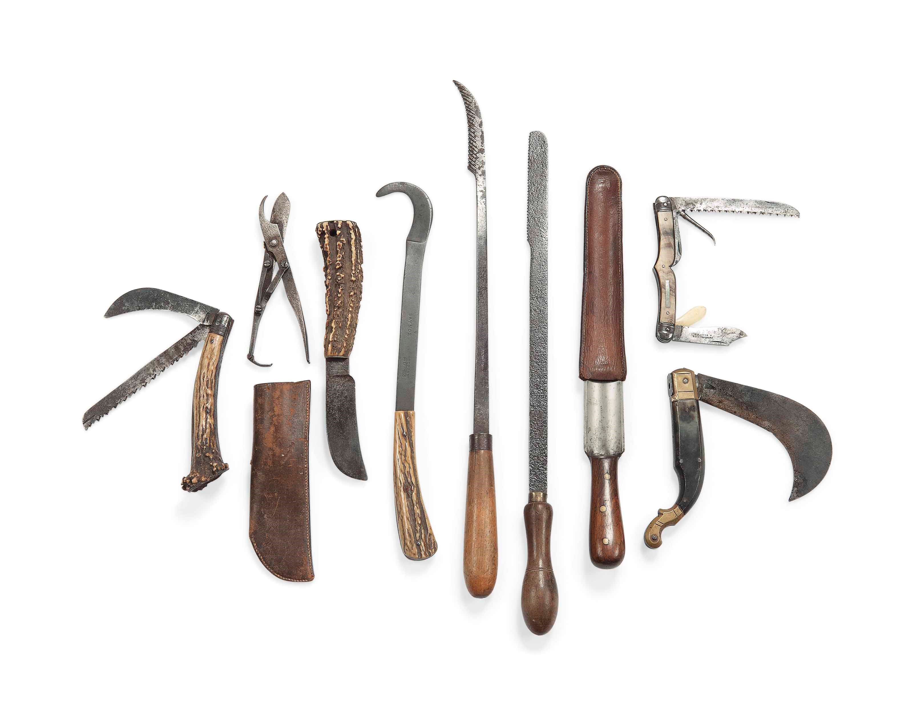 A COLLECTION OF STEEL CUTTING TOOLS AND GARDEN KNIVES