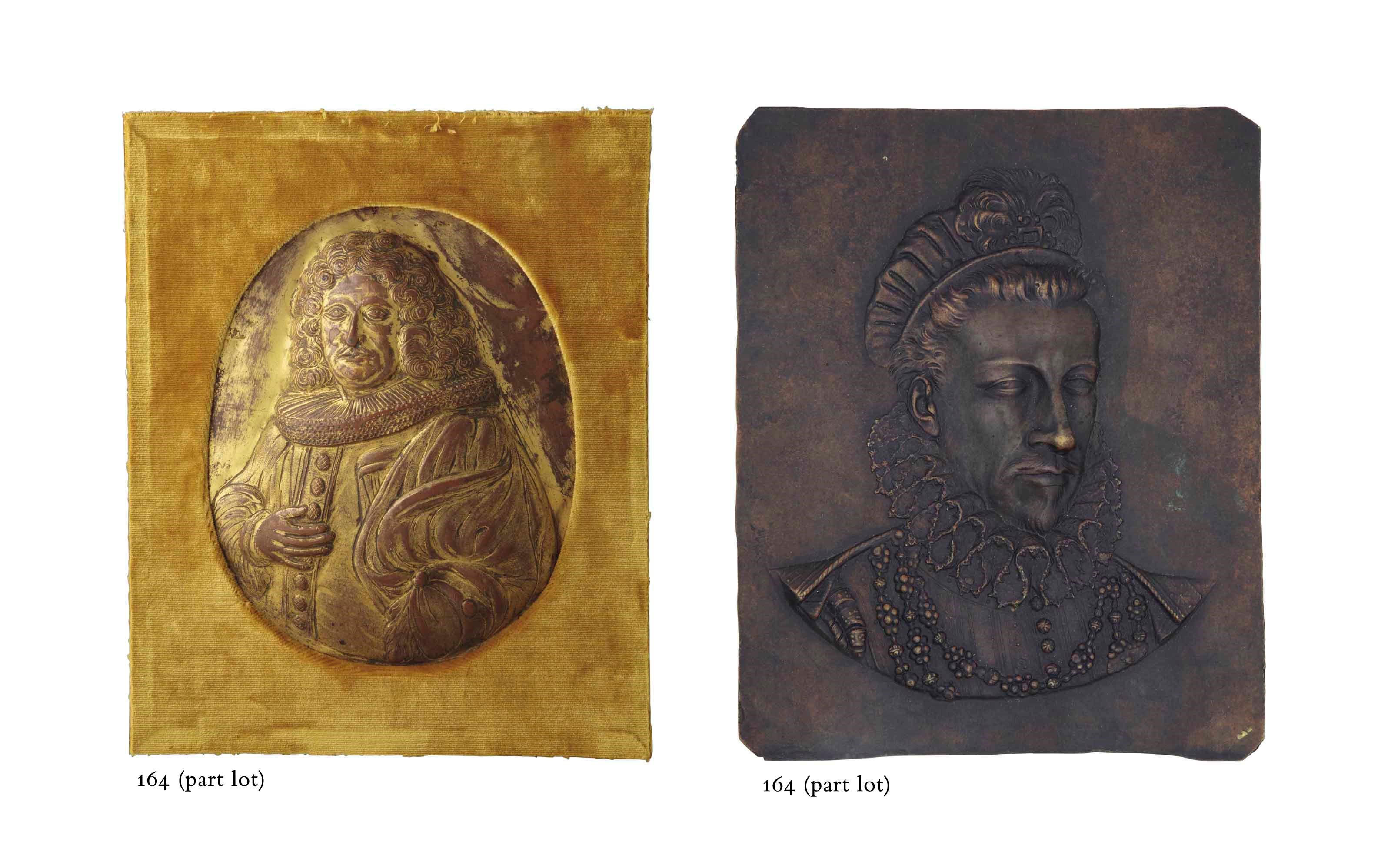PLAQUE EN CUIVRE DORE REPRESENTANT LE PORTRAIT D'UN GENTILHOMME