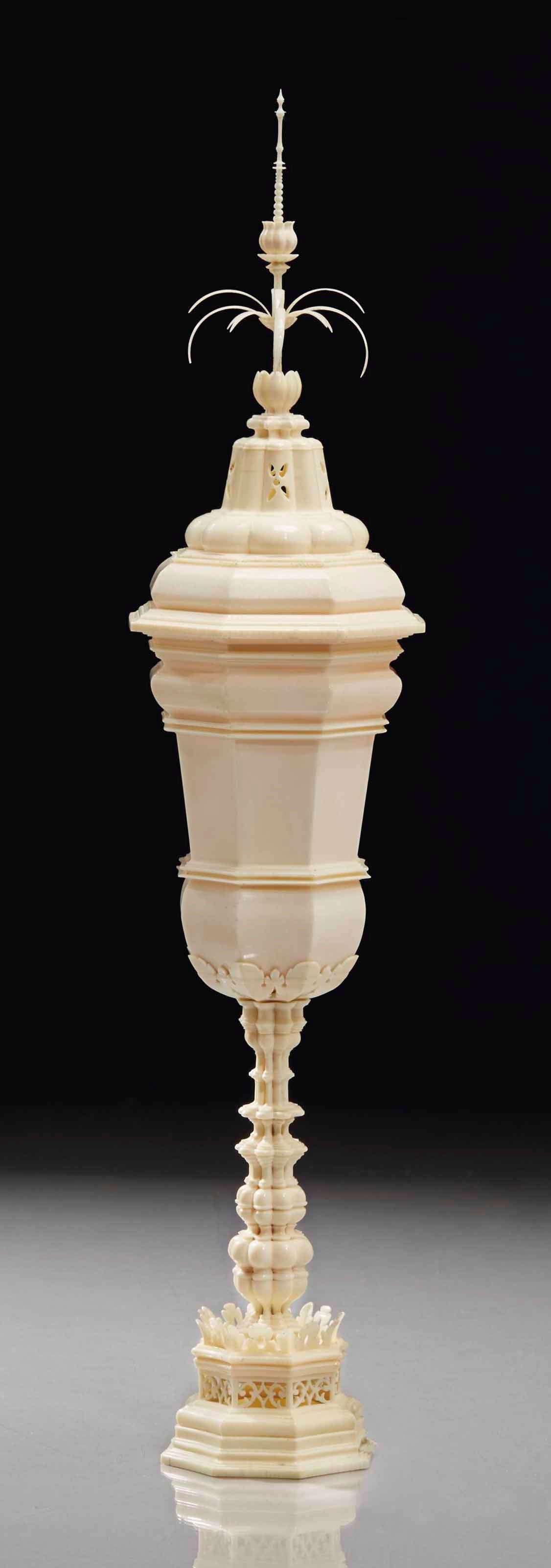 COUPE ET SON COUVERCLE EN IVOIRE TOURNE ET SCULPTE