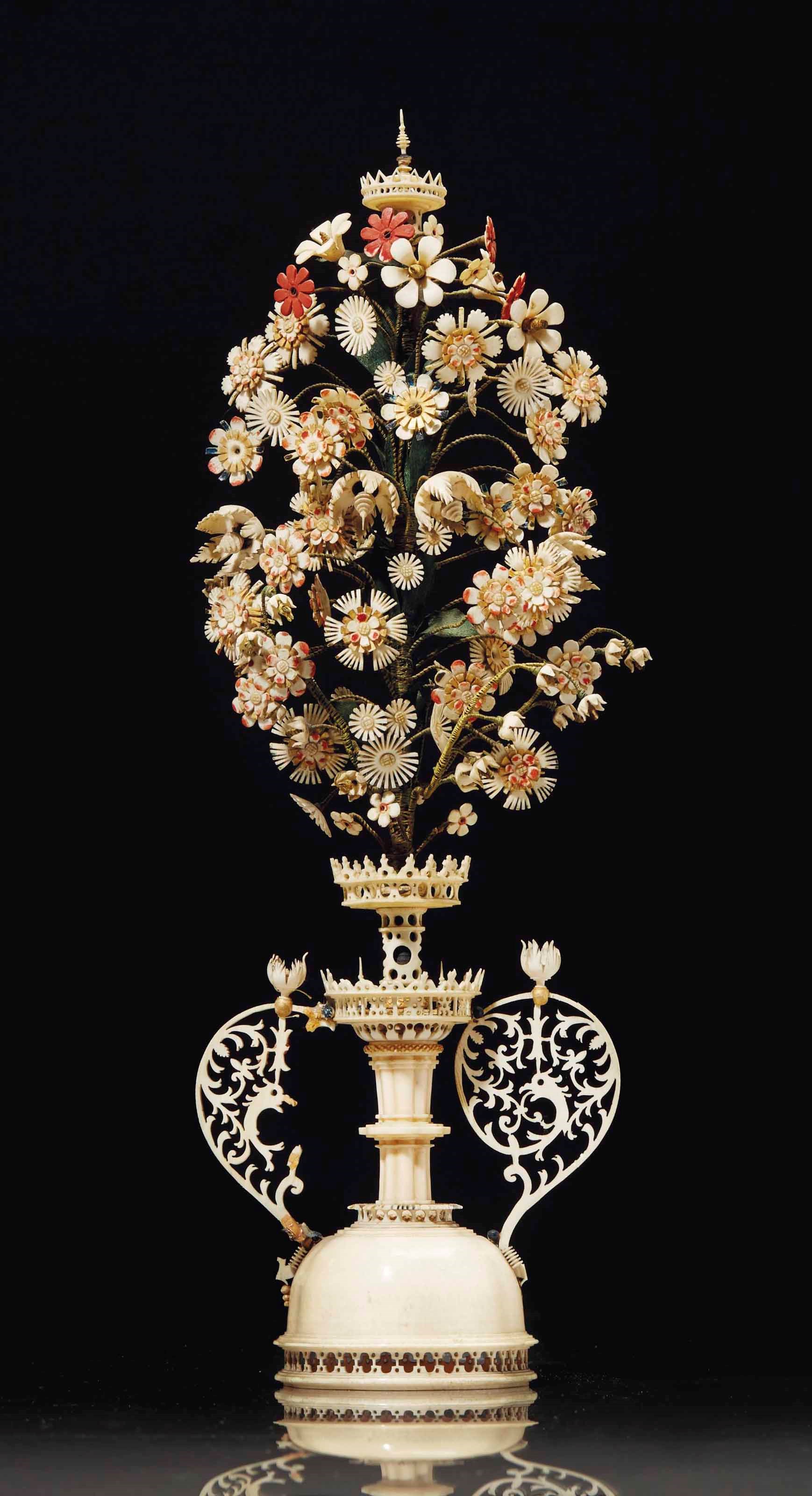 BOUQUET DE FLEURS DANS UN VASE EN IVOIRE SCULPTE ET TOURNE
