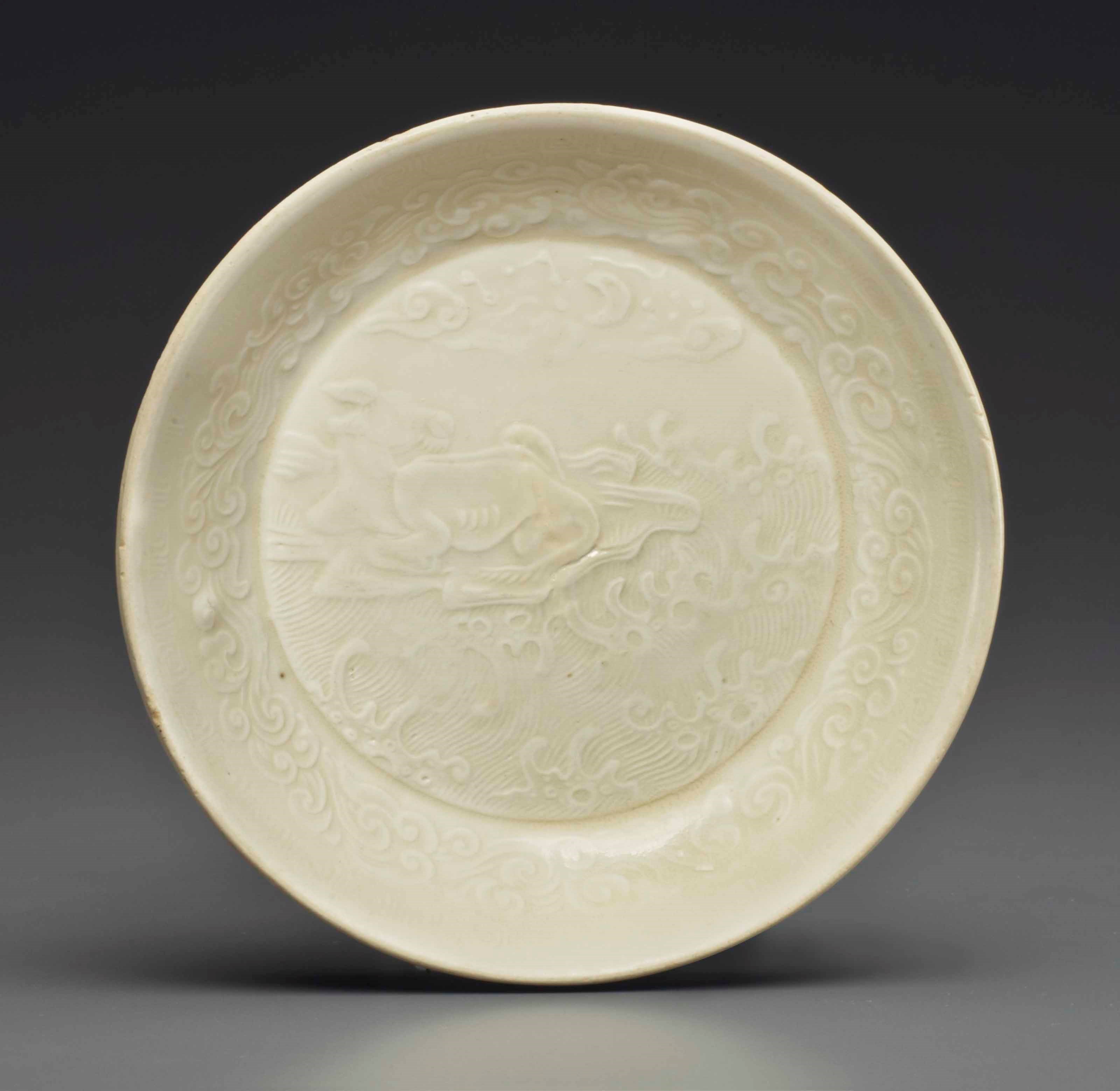 A SMALL DINGYAO MOLDED SAUCER DISH
