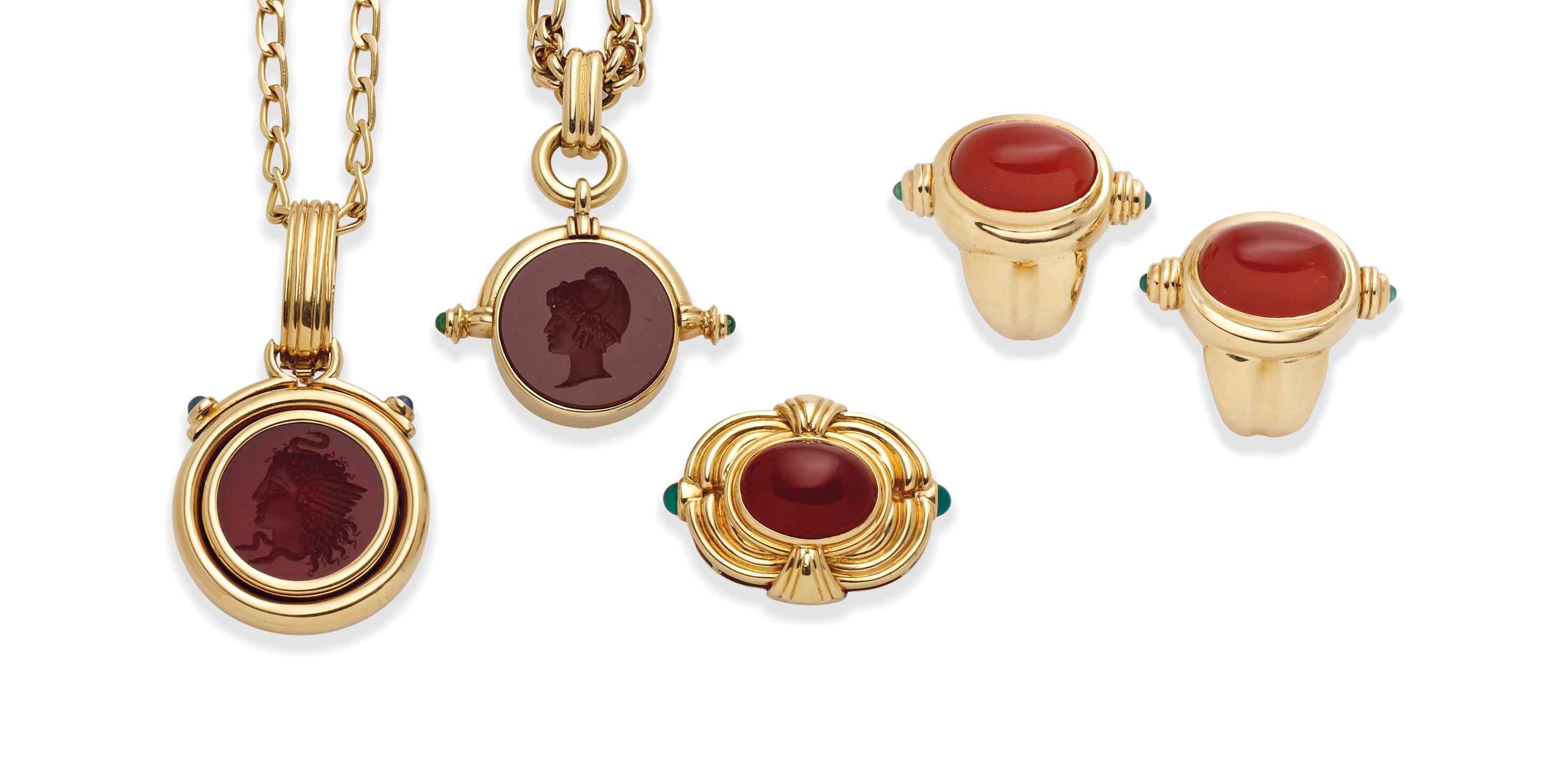DEUX COLLIERS CORNALINE, ÉMERAUDES ET SAPHIRS, UN CLIP CORNALINE ET CHRYSOPRASE ET UNE PAIRE DE CLIPS D'OREILLES EN SUITE