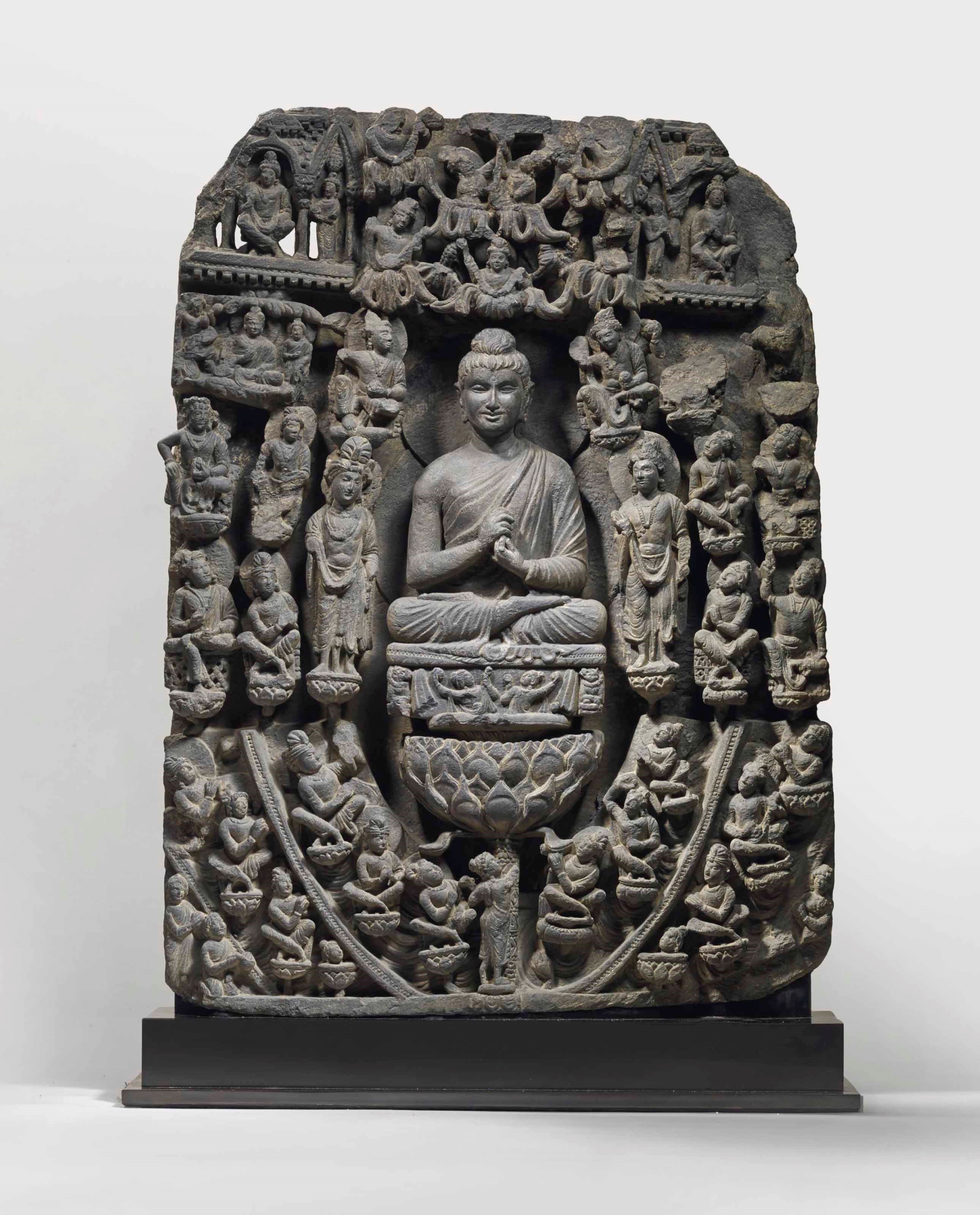 IMPORTANTE STELE EN SCHISTE GRIS REPRESENTANT BOUDDHA SHAKYAMUNI