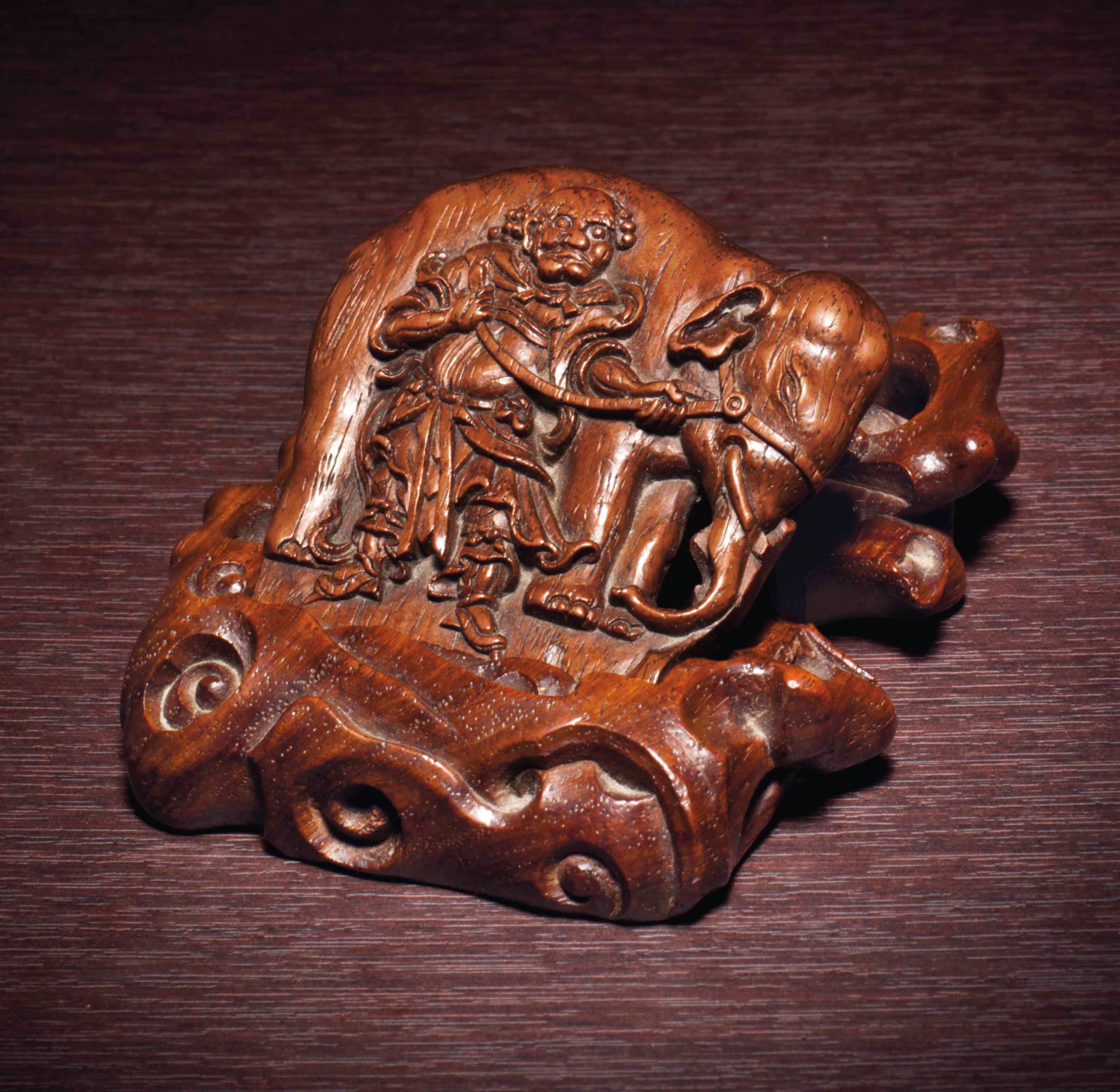 AN UNUSUAL CARVED HUANGHUALI CLIP