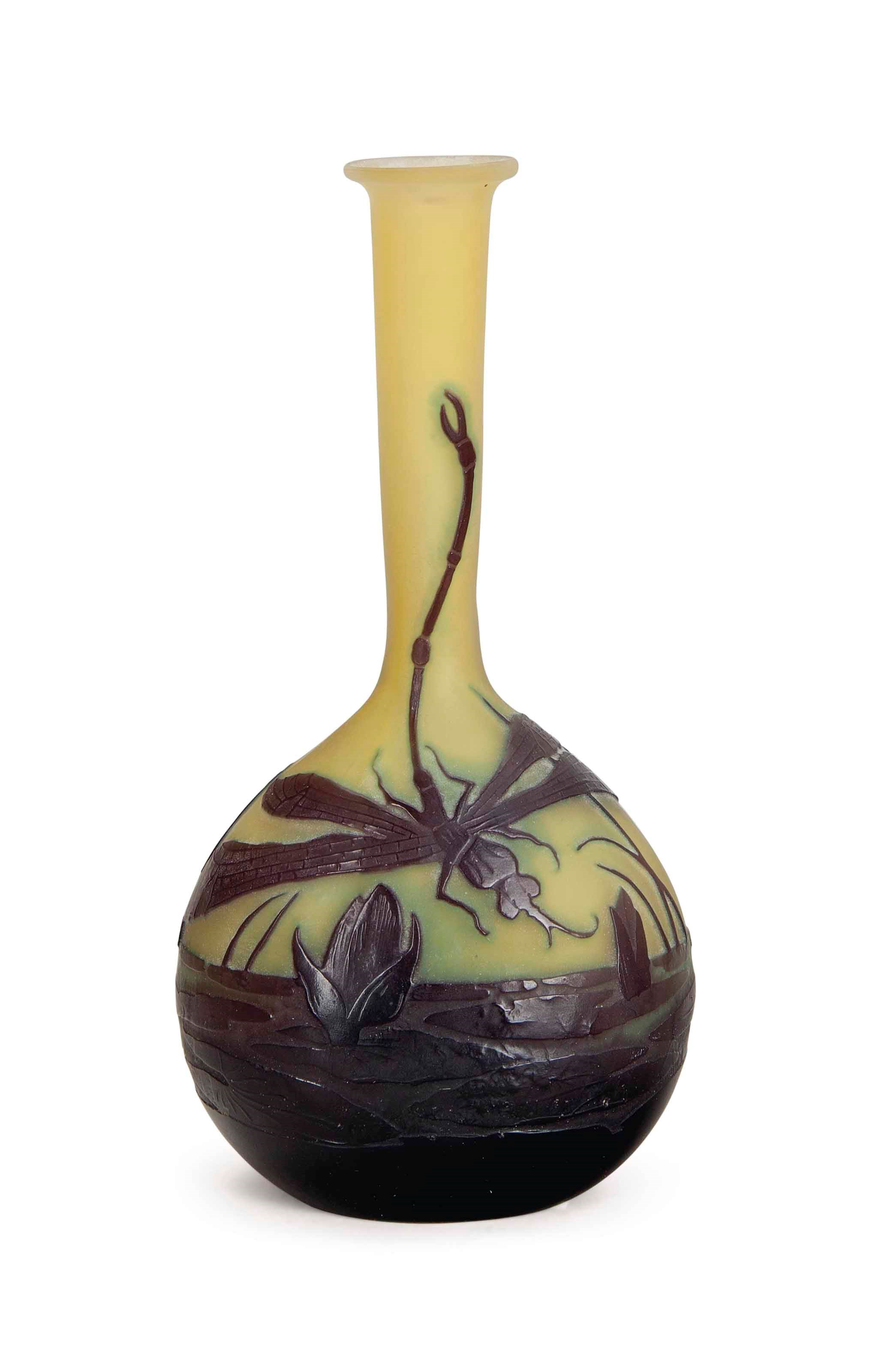 A FRENCH CAMEO GLASS BANJO-FORM VASE,
